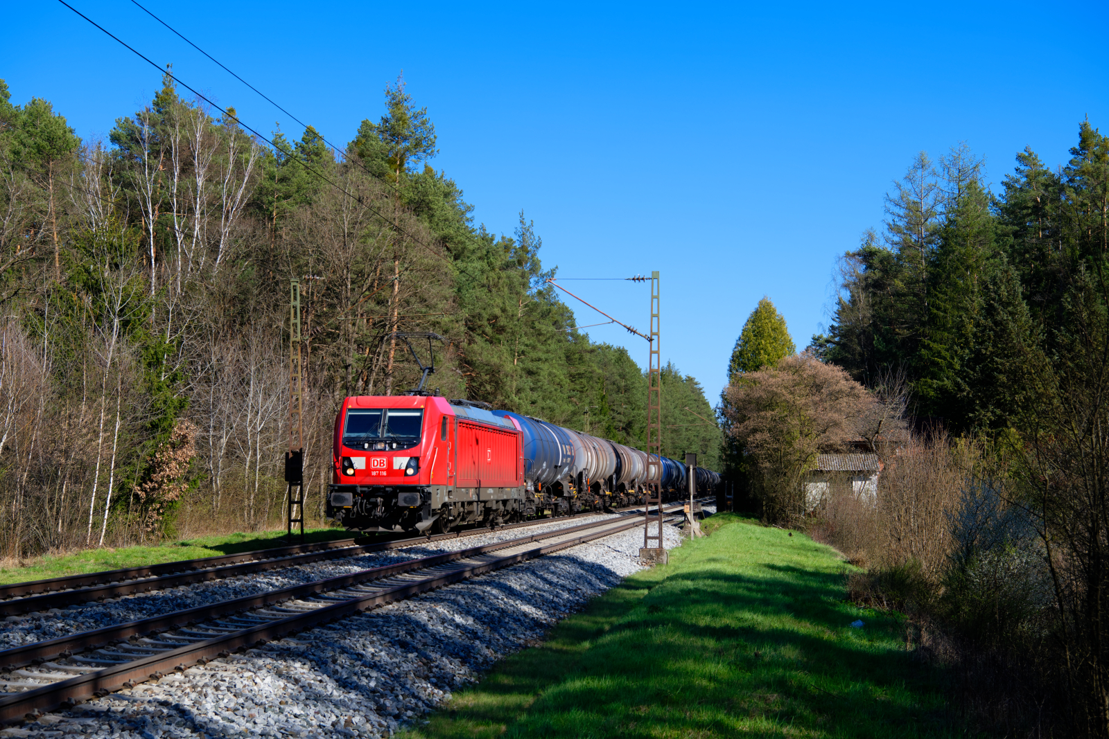 187 116 DB Cargo mit einem Kesselzug bei Ochenbruck Richtung Nürnberg, 23.04.2021