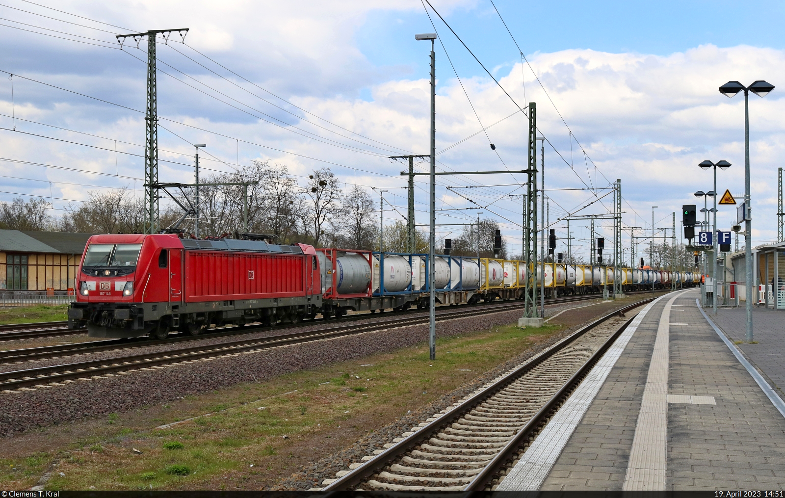 187 145-8 passiert mit Kessel-Containern die Bahnsteige von Magdeburg Hbf in südwestlicher Richtung.

🧰 DB Cargo
🕓 19.4.2023 | 14:51 Uhr