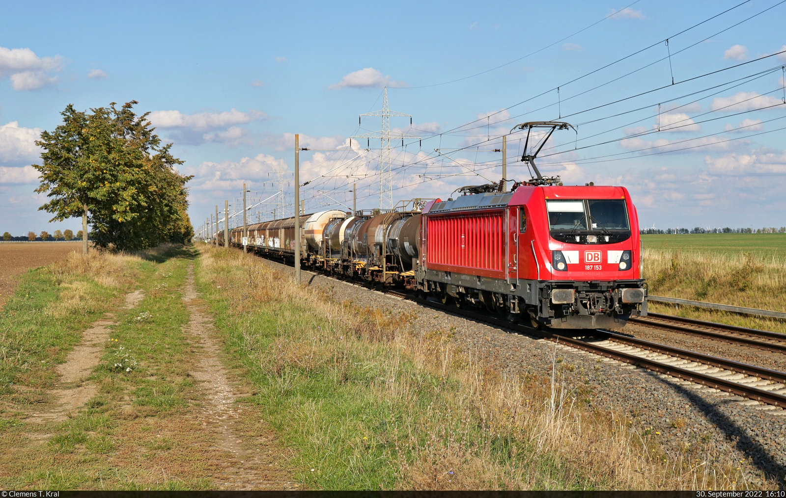 187 153-2 führt gemischtes Ladegut durch Braschwitz Richtung ZBA Halle (Saale).

🧰 DB Cargo
🕓 30.9.2022 | 16:10 Uhr