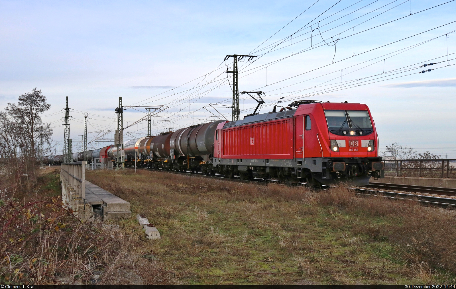187 156-5 rollt mit Kesselwagen an der Leipziger Chaussee (B 6) auf den Abzweig Halle Thüringer Bahn zu.

🧰 DB Cargo
🕓 30.12.2022 | 14:44 Uhr