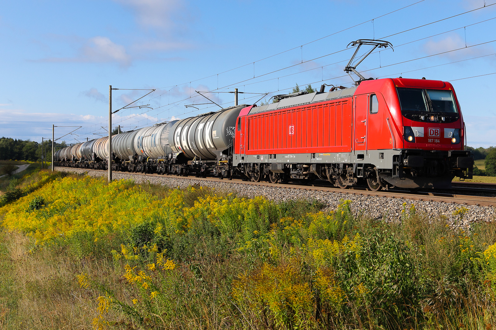 187 184 der DB Cargo mit einem Kesselzug bei Vierkirchen am 22.08.2026.