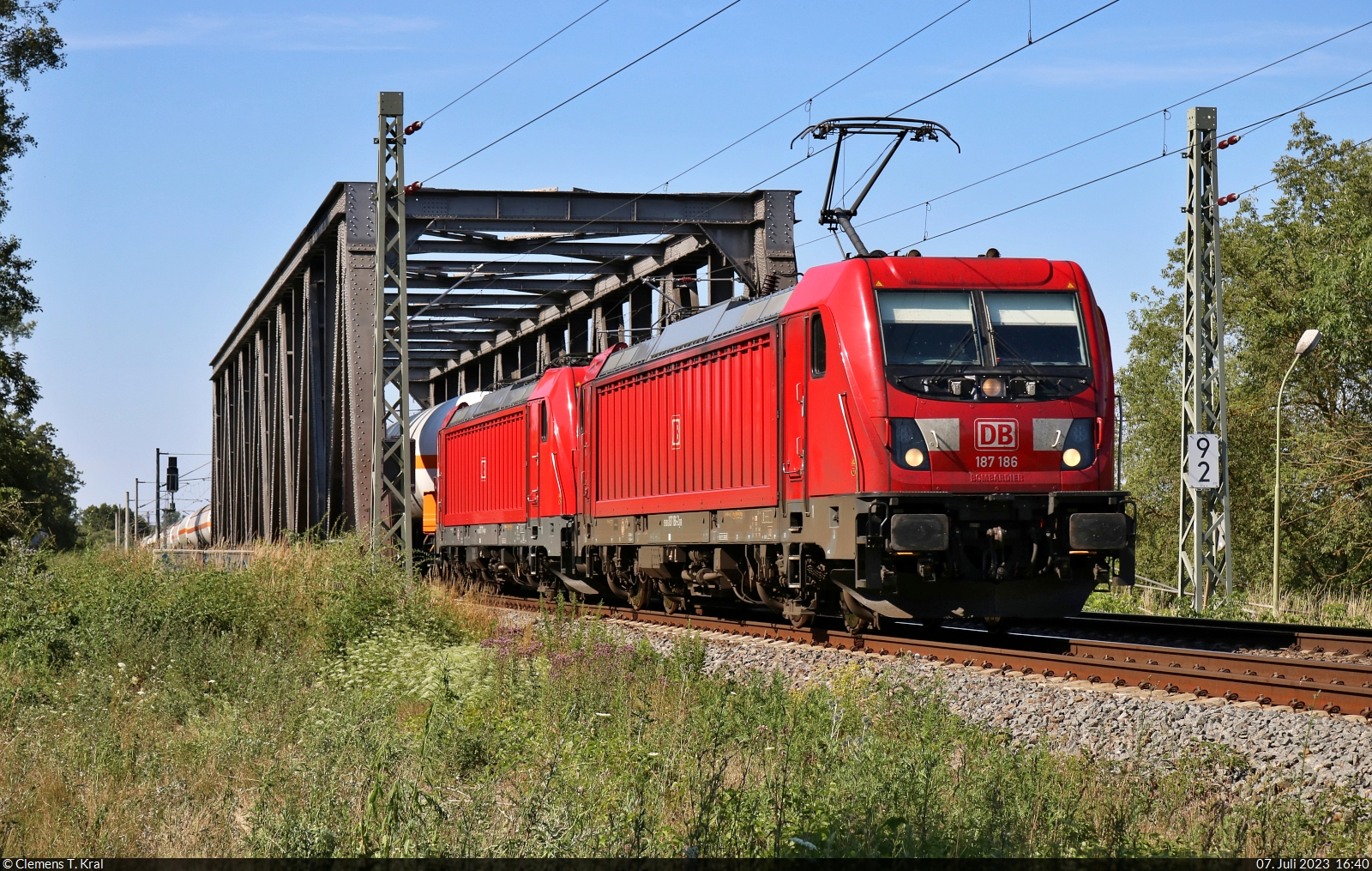 187 186-2 schleppt eine Leine Kesselwagen und ihre Schwester 187 171-4 über die Saale in Schkopau Richtung Merseburg Hbf.

🧰 DB Cargo
🕓 7.7.2023 | 16:40 Uhr