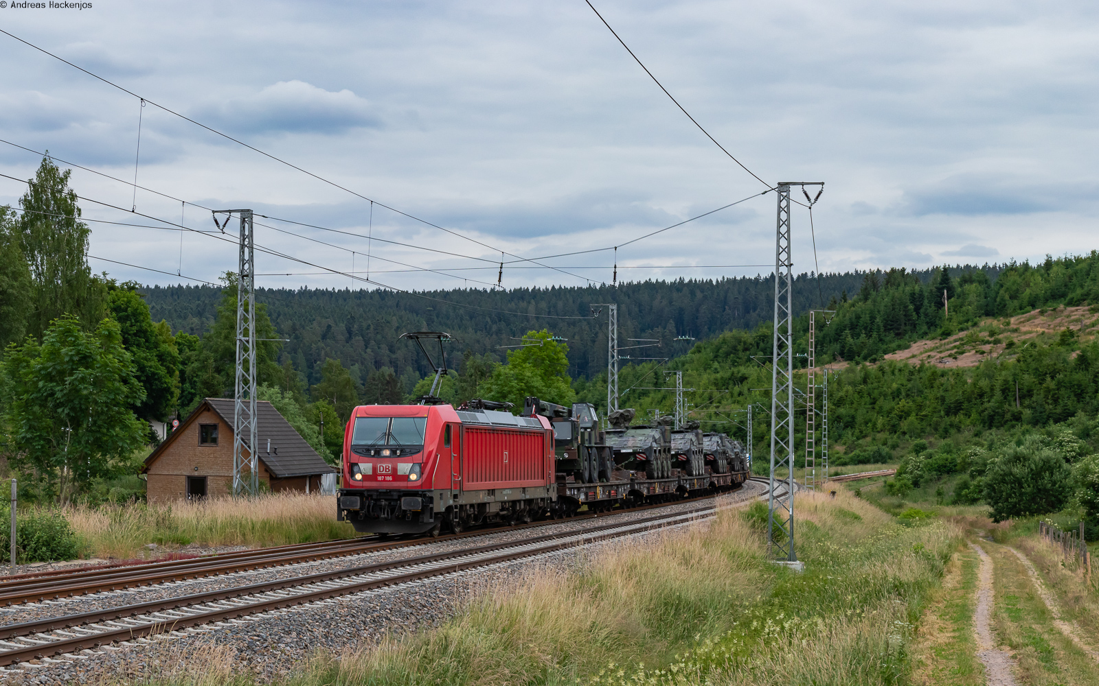 187 186 mit dem GX 45483 (Villingen - Weinheim) bei Sommerau 28.6.23