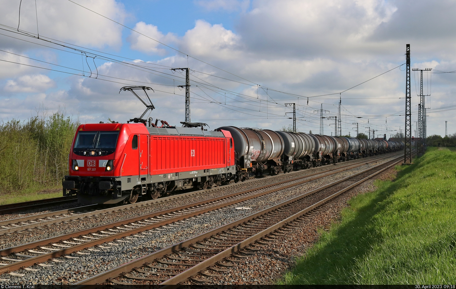 187 207-6 kesselt in Großkorbetha Richtung Weißenfels.

🧰 DB Cargo
🕓 30.4.2023 | 9:18 Uhr