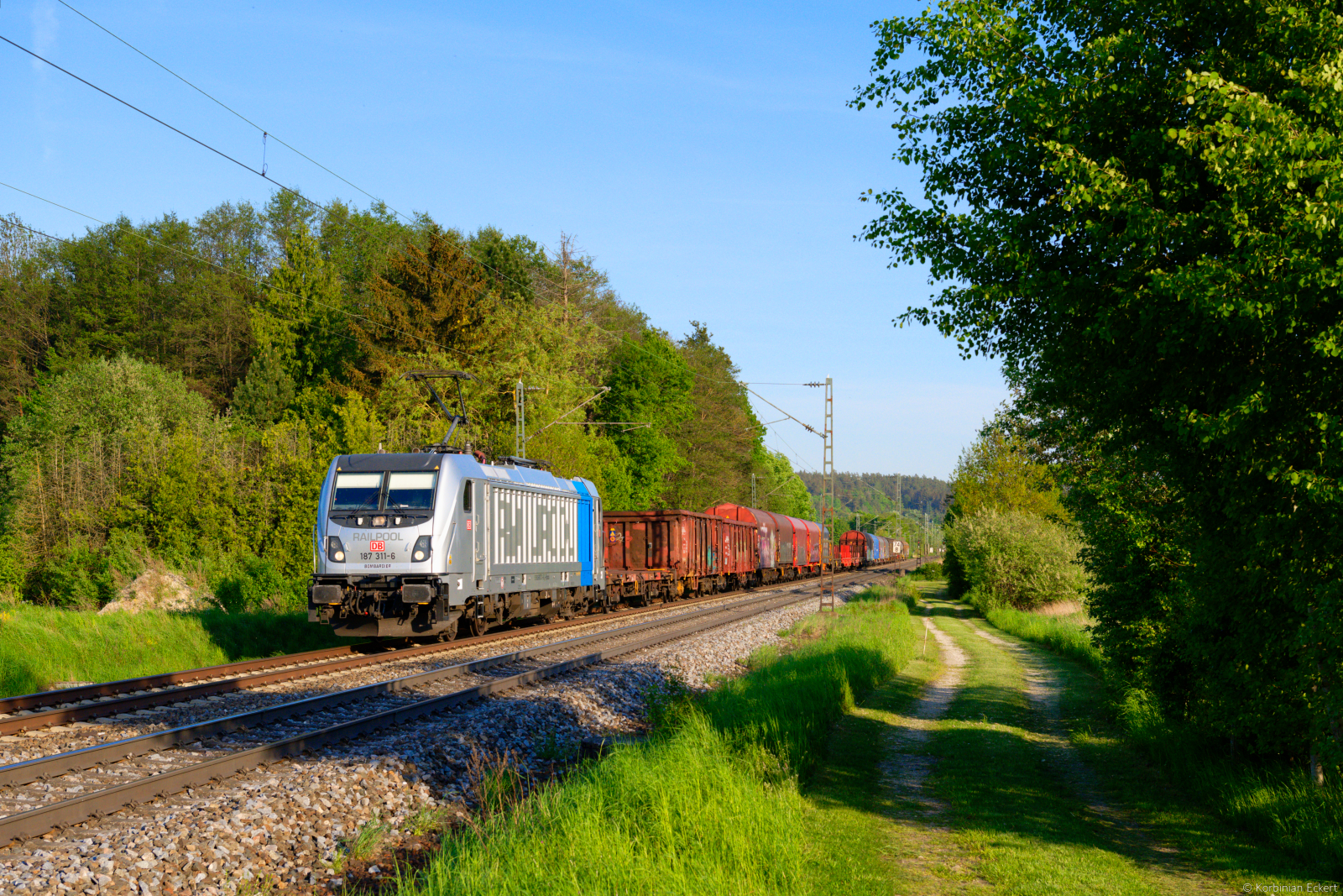 187 311 Railpool/DB Cargo mit einem gemischten G�terzug bei Postbauer-Heng Richtung N�rnberg, 11.05.2022
