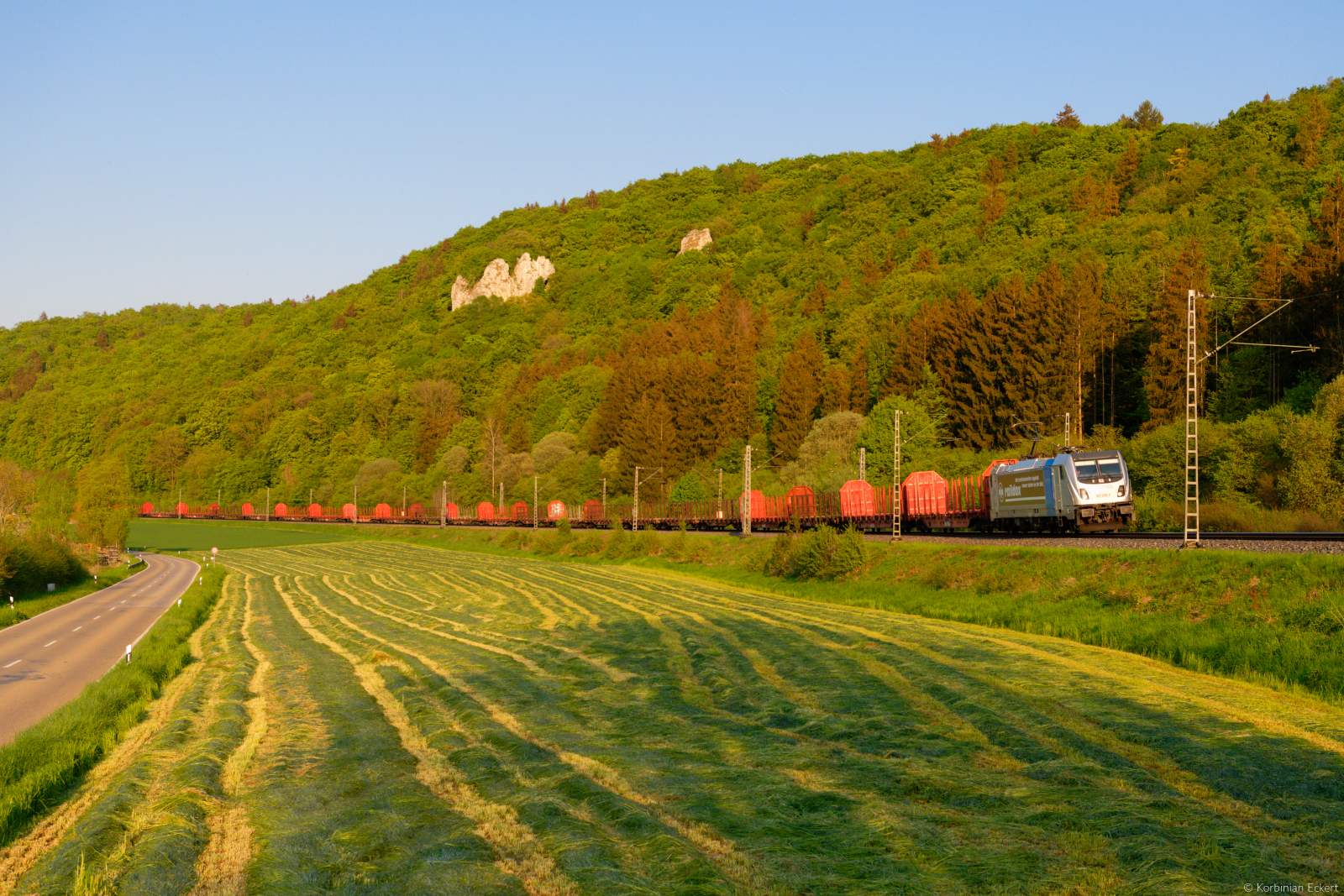 187 315 Railpool/Raildox mit einem leeren Holzzug bei Dollnstein Richtung Treuchtlingen, 09.05.2022