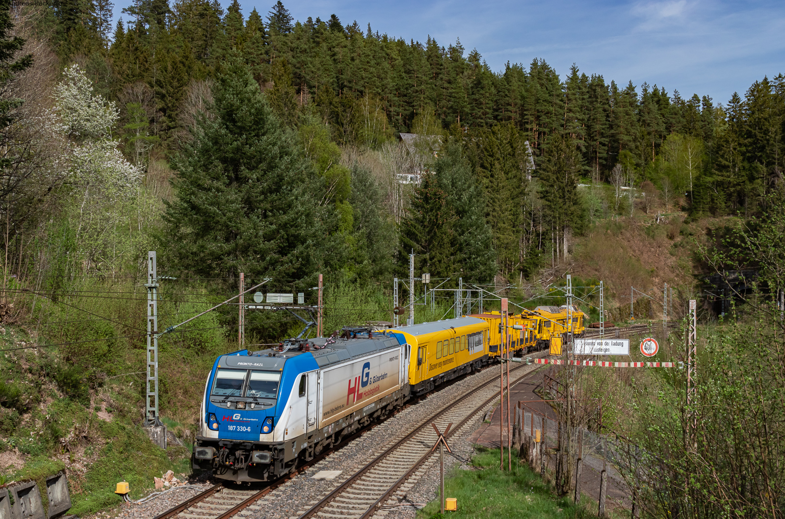 187 330 mit 626 982 im Schlepp als DGV 60906 (Villingen - Basel Bad Rbf) bei Nußbach 14.4.24