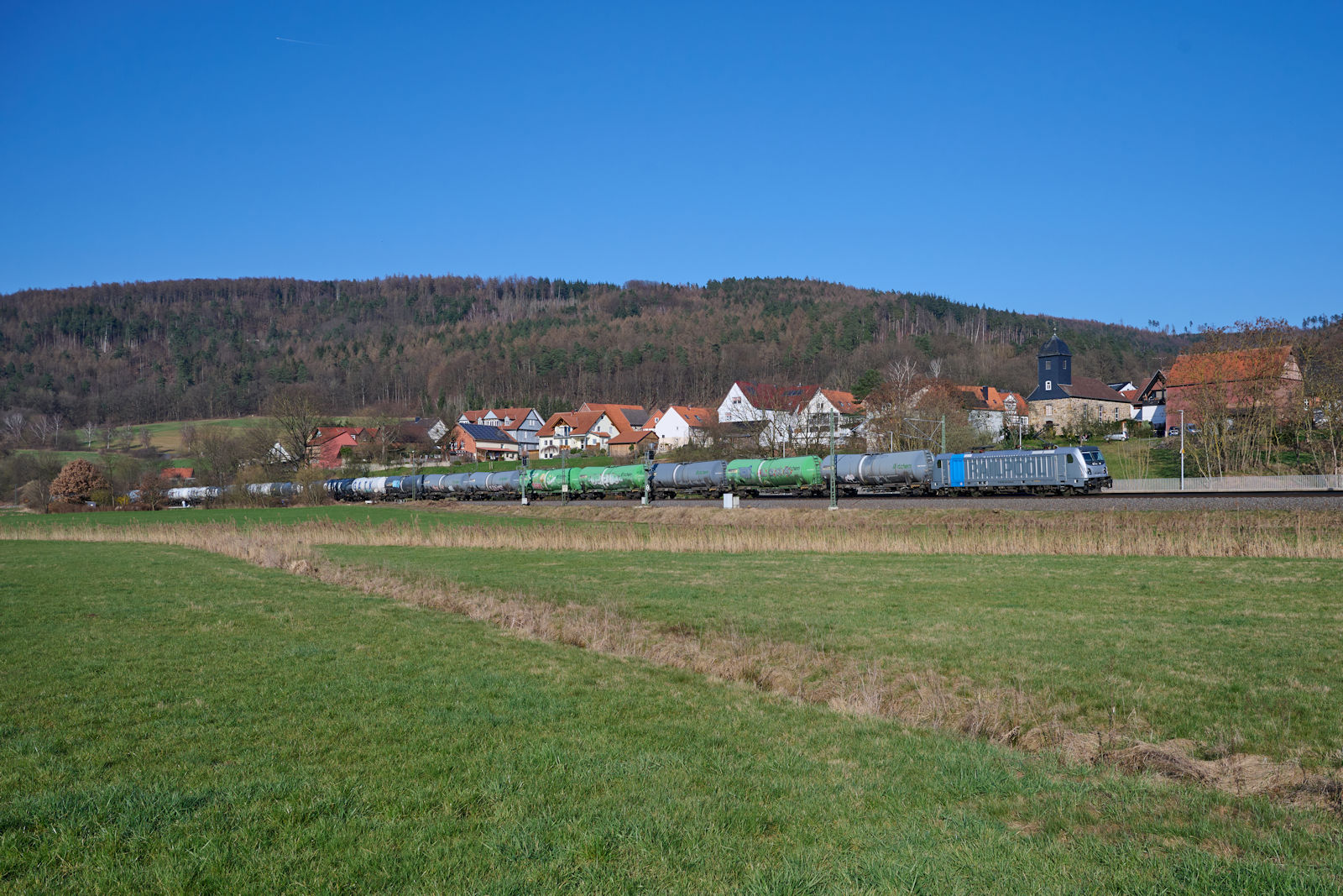 187 346 gehört zu Railpool und ist seit 2020 an die ecco-Rail GmbH vermietet. Am 09.03.2024 zog sie einen Kesselzug durch Melsungen-Schwarzenberg in Richtung Bebra.