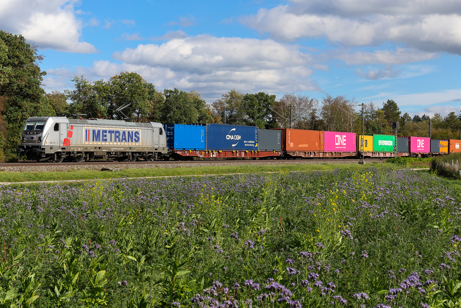 187 510 Metrans mit Containern am 9.10.26 bei Eglharting.