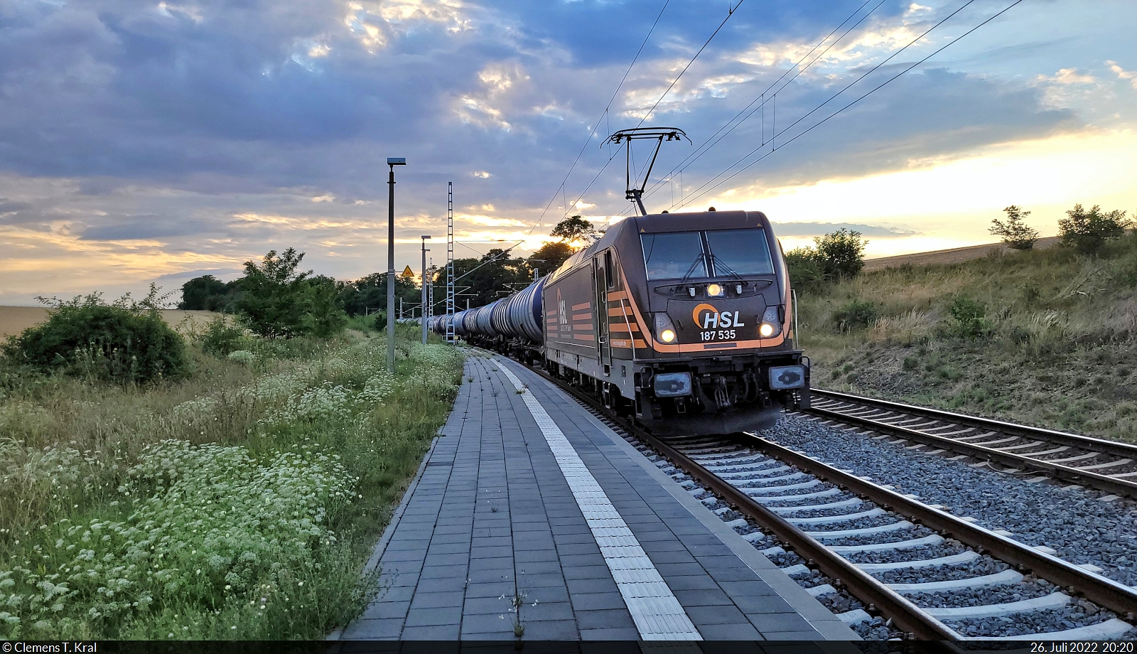 187 535-0 fährt in Zscherben dem Abendhimmel davon. Mit Kesselwagen geht es Richtung Halle (Saale).

🧰 HSL Logistik GmbH (HSL)
🕓 26.7.2022 | 20:20 Uhr