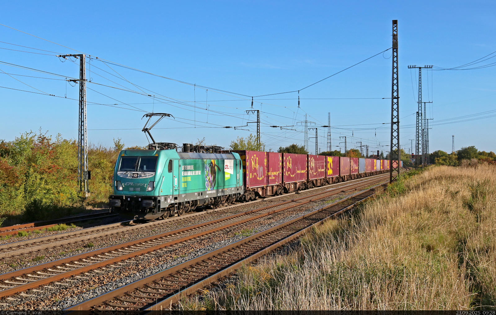 188 060-8  Bumblebee  zieht Sattelauflieger und Container, u. a. der ECS European Containers NV, in Gro�korbetha Richtung Wei�enfels.

🧰 CFL cargo s.a.
🕓 23.9.2025 | 9:28 Uhr