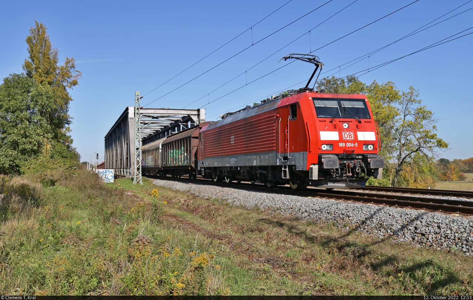 189 004-5 (Siemens ES64F4) schleppt gemischte Fracht über die Saale bei Schkopau Richtung Merseburg Hbf.

🧰 DB Cargo
🕓 12.10.2022 | 12:51 Uhr