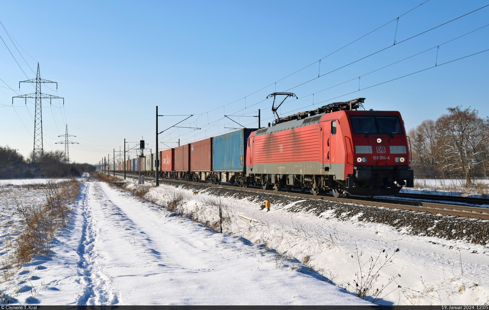 189 014-4 (Siemens ES64F4) schleppt Container bei Braschwitz Richtung Köthen.

🧰 DB Cargo
🕓 19.1.2024 | 12:05 Uhr