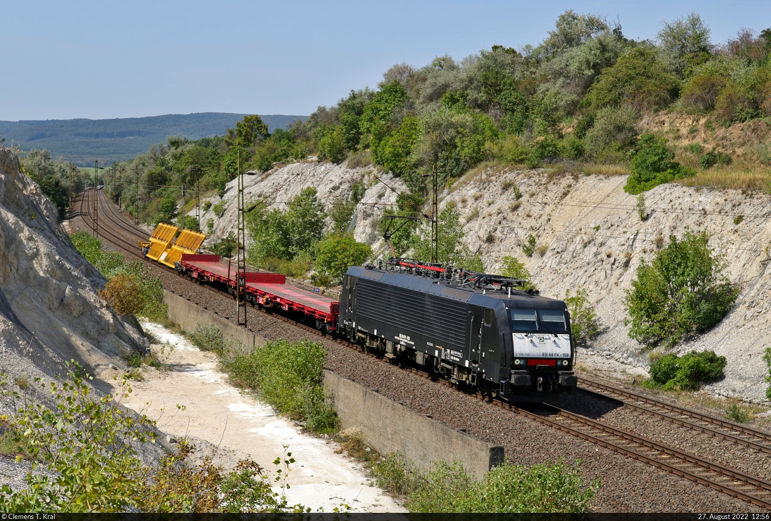 189 158-9 (Siemens ES64F4-158) zieht zwei Flach- und einen Weichentransportwagen bei Szár (HU) Richtung Budapest-Kelenföld (HU).

🧰 Mitsui Rail Capital Europe GmbH (MRCE), vermietet an die Retrack Germany GmbH (VTG AG)
🕓 27.8.2022 | 12:56 Uhr