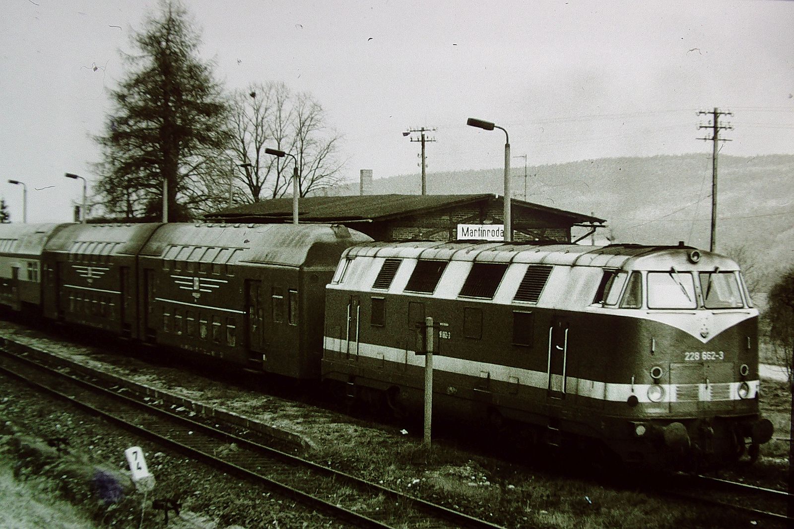 18.März 1993 Bf. Martinroda 228 662-3 ( Bw UA = Arnstadt ) mit N 14731 nach Ilmmenau Bild 2 Aufnahme mit Schwarz/weiß Dia von Agfa Iso 100 mit Kamera Minolta X-300s
