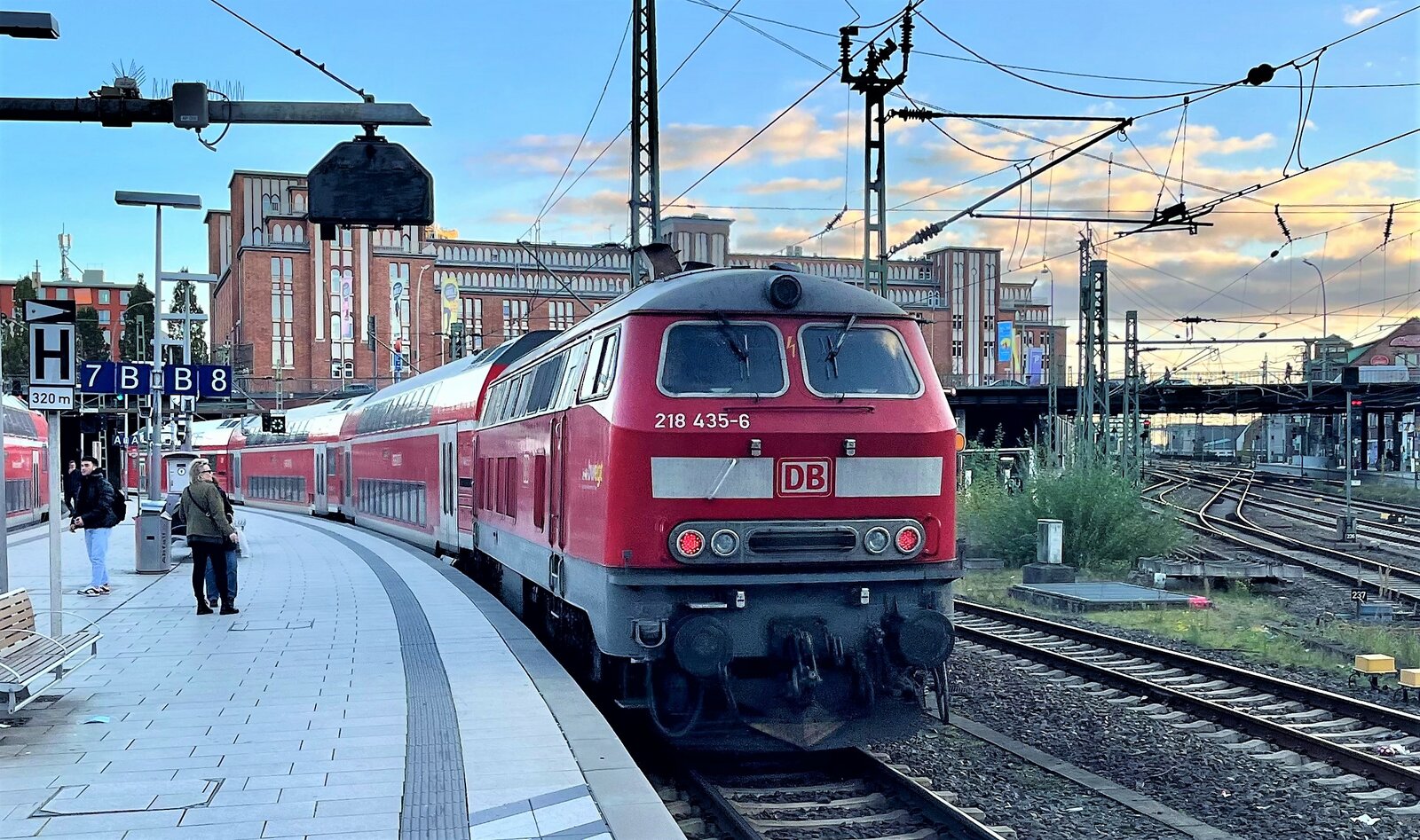 19.10.2022: 218 435-6 von DB Gebrauchtzug schiebt den werktäglichen RE8X  Sprinter  von Hamburg Hbf über Lübeck nach Kiel im letzten Tageslicht aus dem Hamburger Hauptbahnhof. Dies ist derzeit die einzige planmäßige 218er Leistung von / nach Hamburg Hbf.