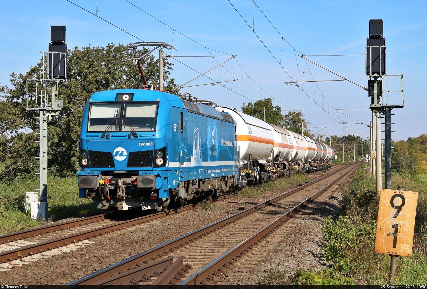 192 003-2 (Lok 561 | Siemens Smartron) zieht acht Kesselwagen bei Schkopau Richtung Großkorbetha.
Standort Saaleradweg.

🧰 InfraLeuna GmbH
🕓 25.9.2023 | 10:50 Uhr