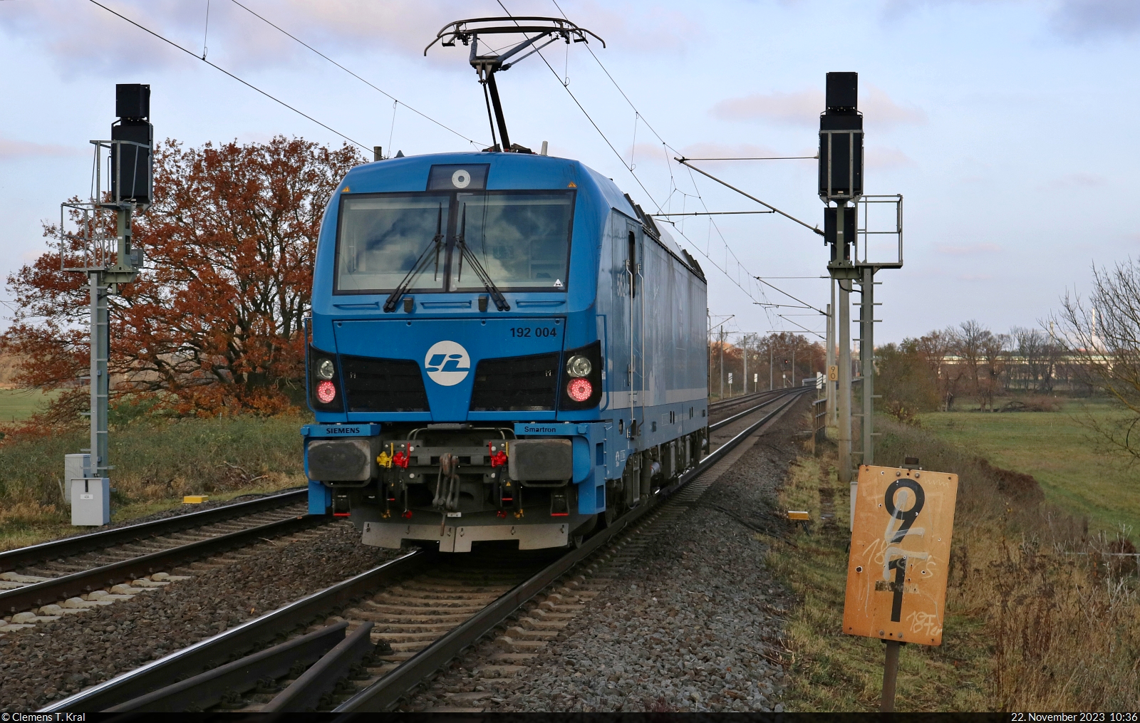 192 004-0 (Siemens Smartron) ist als Tfzf Richtung Halle-Ammendorf unterwegs.
Nachschuss vom Saaleradweg.

🧰 InfraLeuna GmbH
🕓 22.11.2023 | 10:36 Uhr