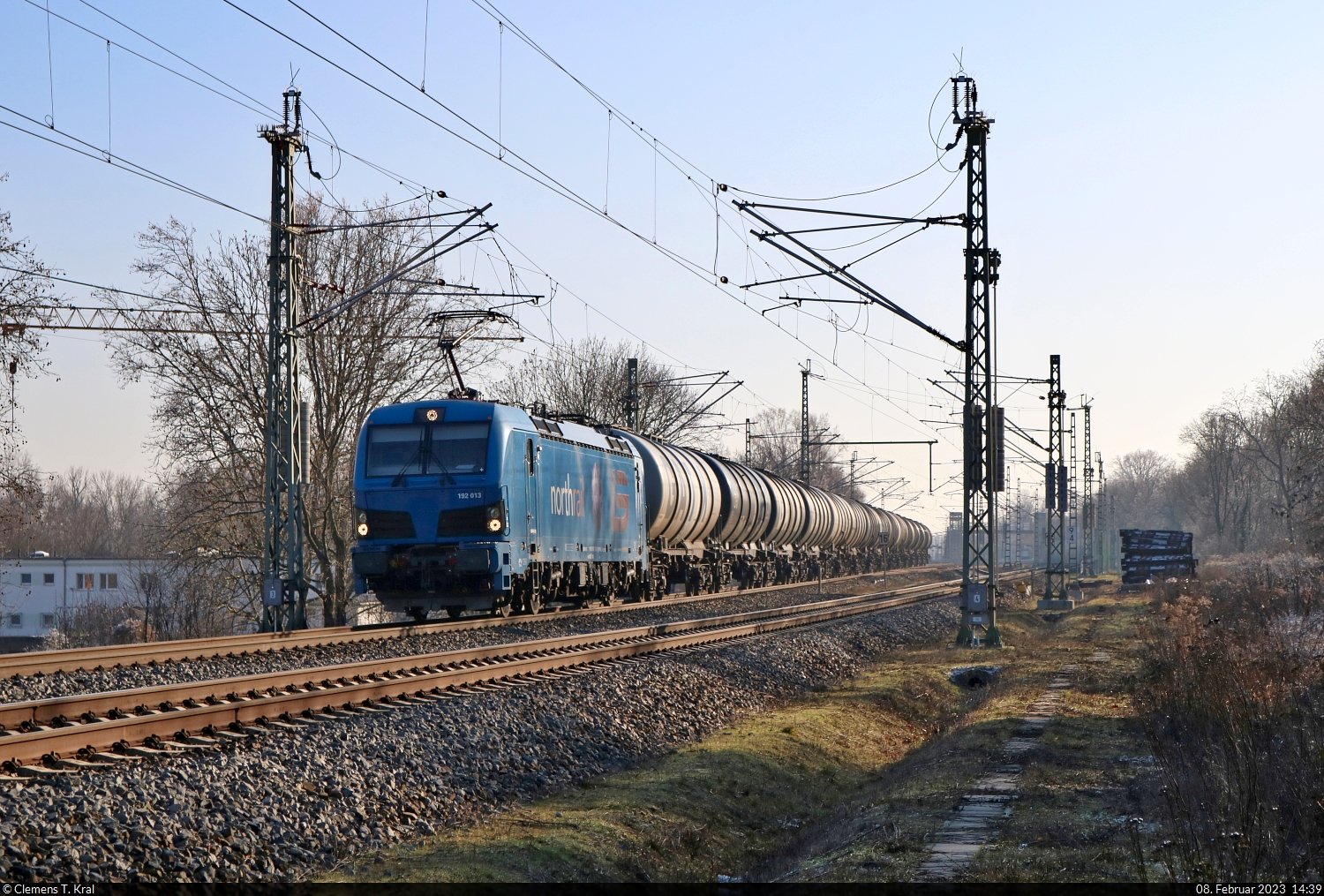 192 013-1 (Siemens Smartron) kesselt durch Schkopau Richtung Halle-Ammendorf.

🧰 RIVE Rail Leasing Limited (RRL), eingestellt bei der northrail GmbH und vermietet an die Leipziger Eisenbahnverkehrsgesellschaft mbH (LEG)
🕓 8.2.2023 | 14:39 Uhr