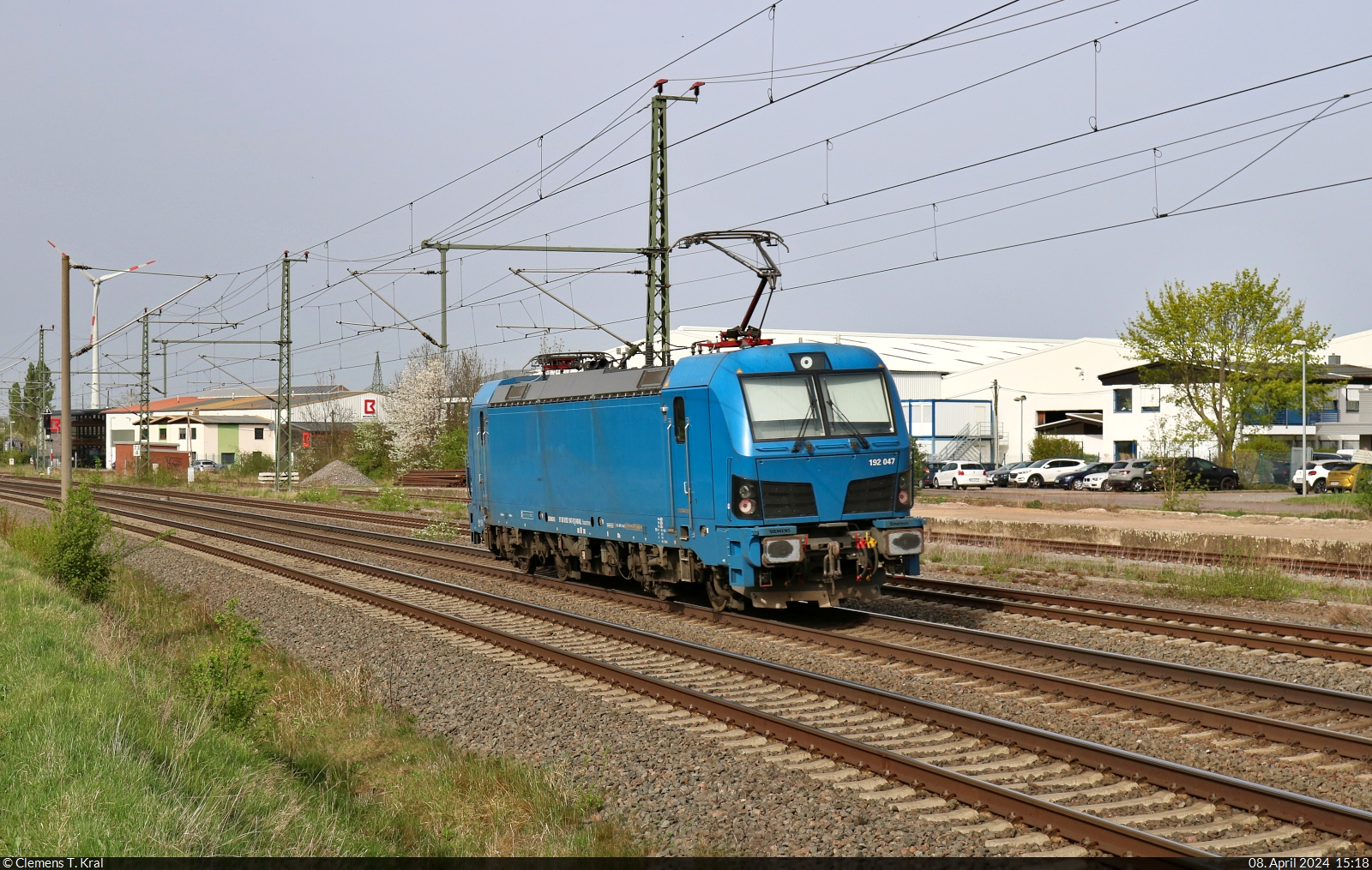 192 047-9 (Siemens Smartron) fährt ohne Anhang Richtung Köthen.
Nachschuss in Niemberg. Die Kamera war noch auf Winterzeit eingestellt.

🧰 RIVE Rail Leasing Limited (RRL), eingestellt bei der northrail GmbH, vermietet an die dispo-Tf Rail GmbH
🕓 8.4.2024 | 16:18 Uhr