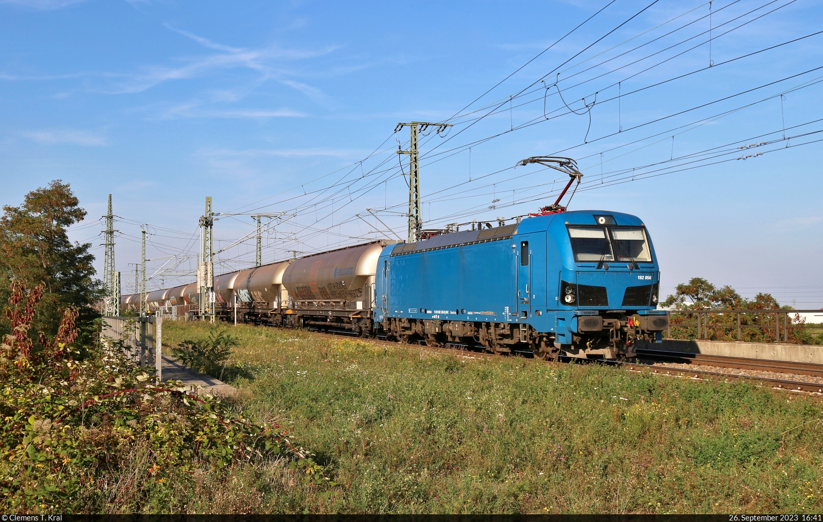 192 056-0 (Siemens Smartron) überquert mit Silowagen die Leipziger Chaussee (B 6) in Halle (Saale) Richtung Abzweig Thüringer Bahn.

🧰 RheinCargo GmbH & Co. KG
🕓 26.9.2023 | 16:41 Uhr