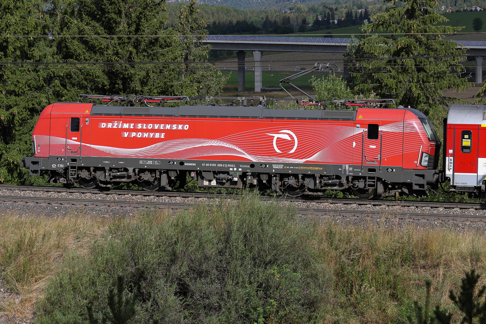 193 026 aus Richtung Poprad nach Zilina bei Strba am 6 September 2026. Beim genauen hinsehen ist es ja eine heimische Lok von D-RAILL. Hier in der Kurve fahren die Züge mit ca 30 km/h.