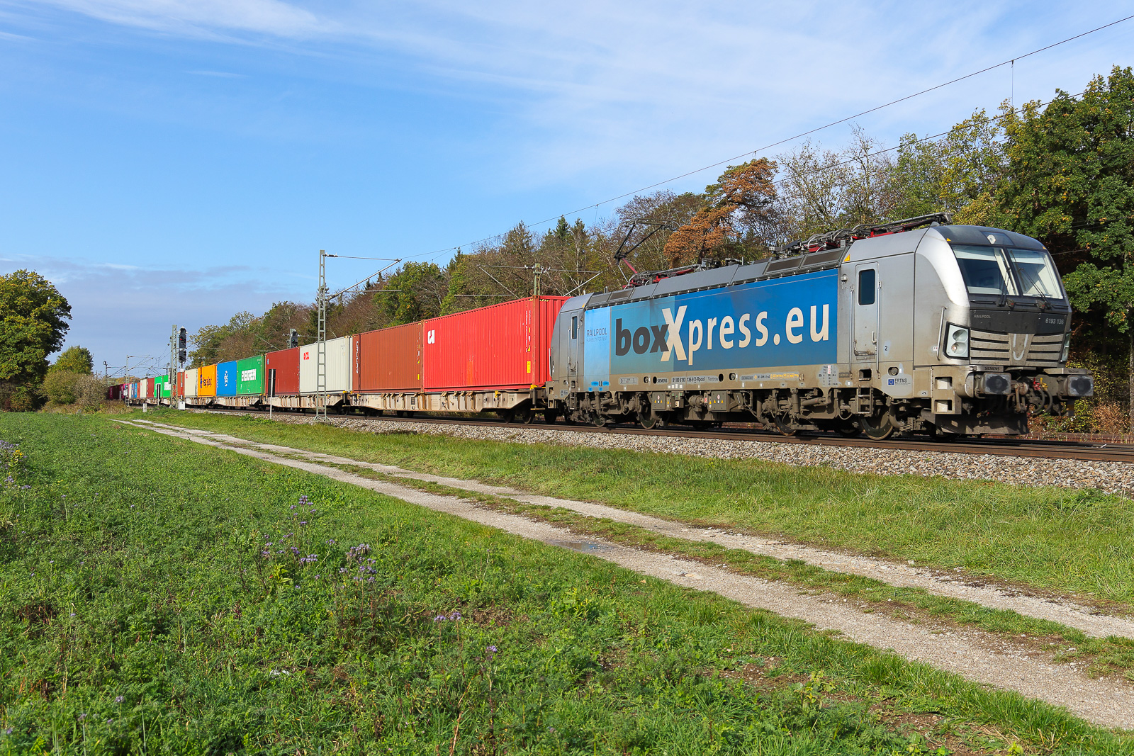 193 136 boxxpress mit Containern am 26.10.26 bei Eglharting.