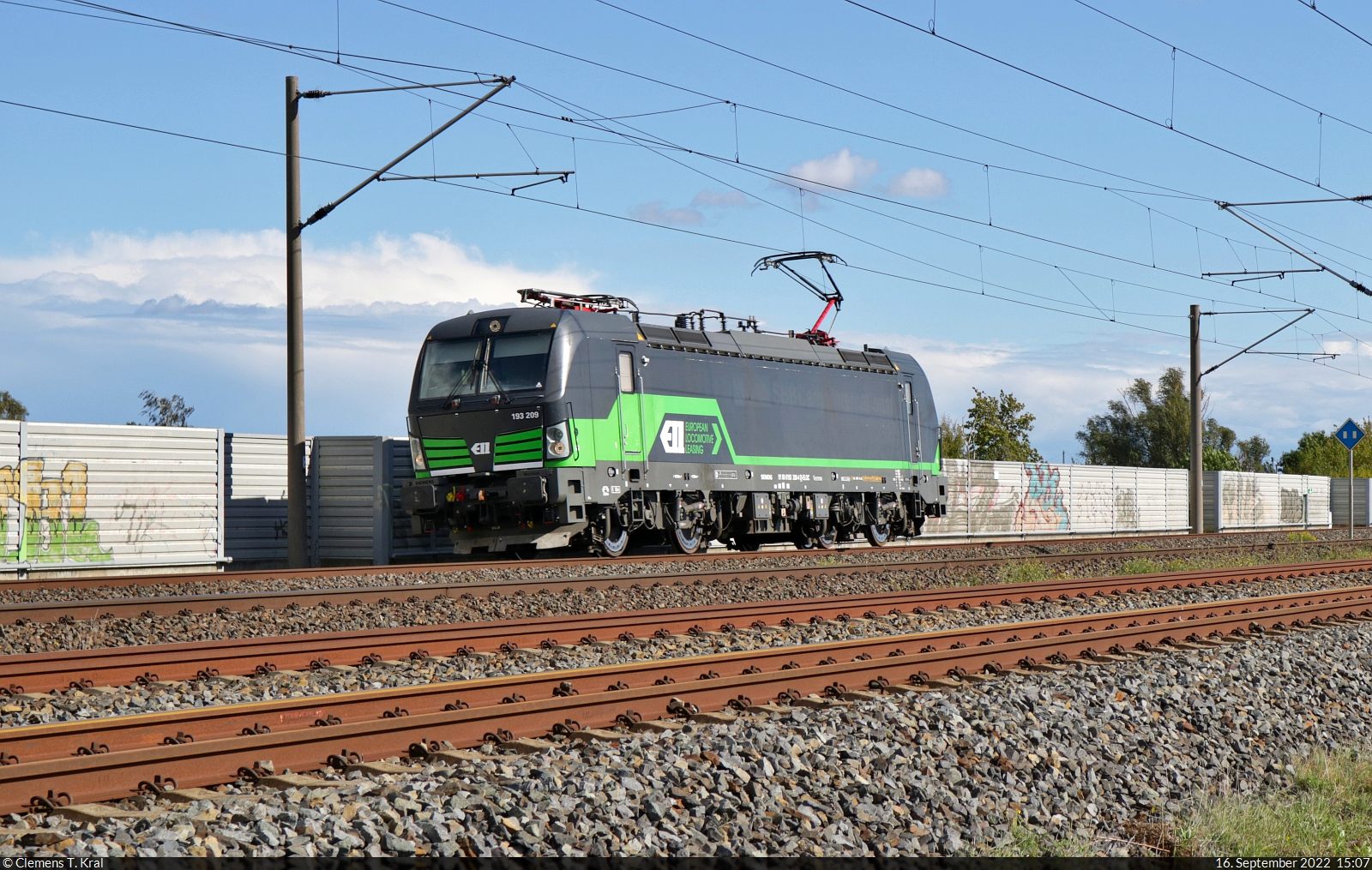 193 209-4 (Siemens Vectron) unterwegs als Tfzf bei Benndorf (Kabelsketal) Richtung Halle Messe.

🧰 ELL Austria GmbH (European Locomotive Leasing), vermietet an die Salzburger Eisenbahn Transportlogistik GmbH (SETG)
🕓 16.9.2022 | 15:07 Uhr