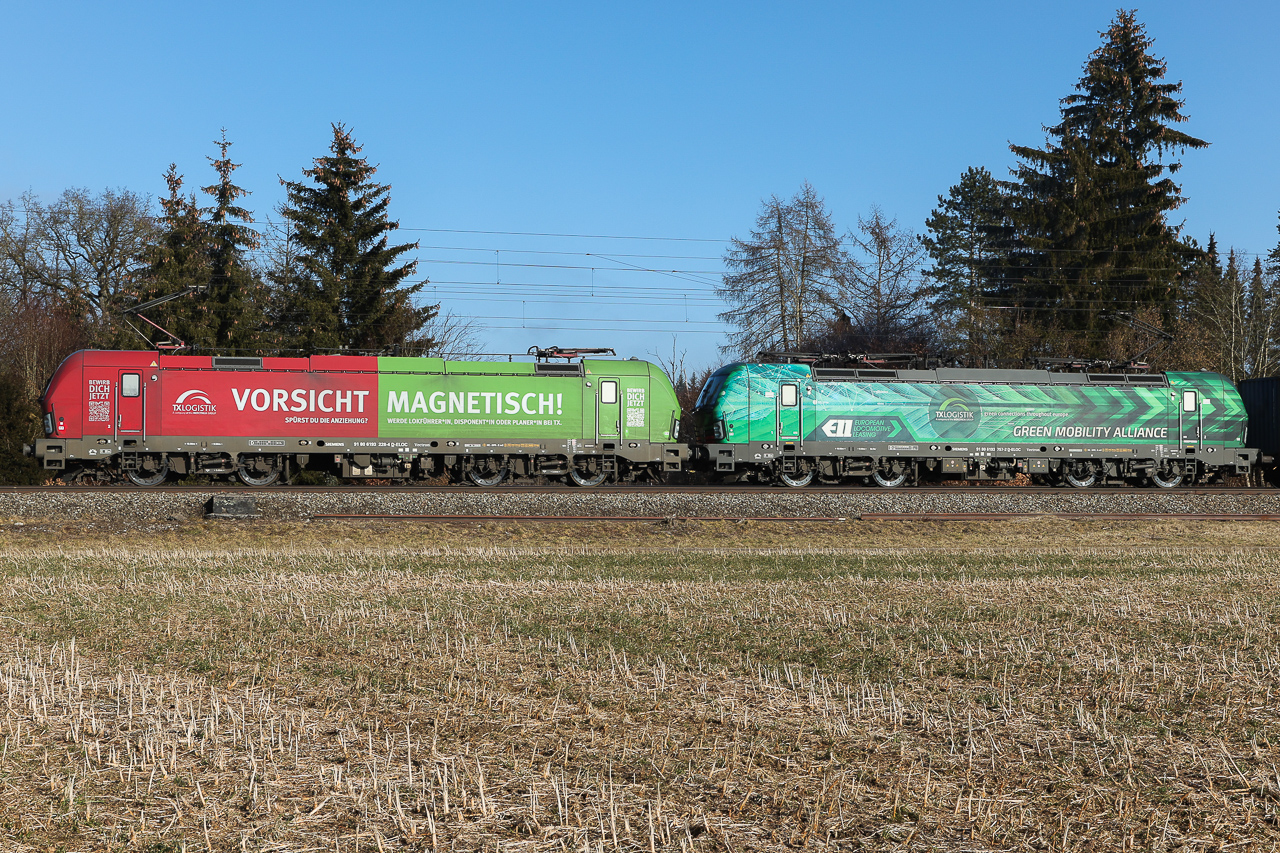 193 228  vorsicht magnetisch  und 193 757  green mobility alliance  als schöne Kombi zwischen Balldham und Zorneding am 4 Februar 2025.
