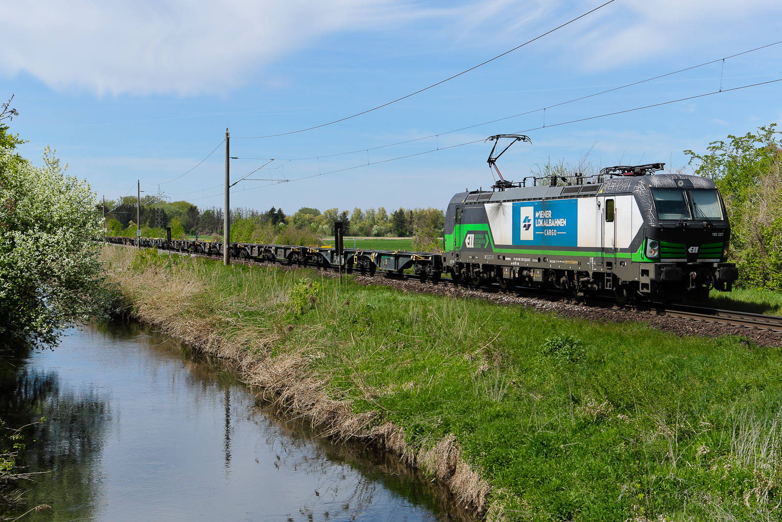 193 237 ELL/WLC mit leeren Wagen am 27.04.26 bei Manching. Das liegt an der Strecke von Ingolstadt nach Regensburg. 
Durch die Umleiter ist dort etwas mehr los, es kann aber auch gähnende Langeweile sein. Alles Glückssache.