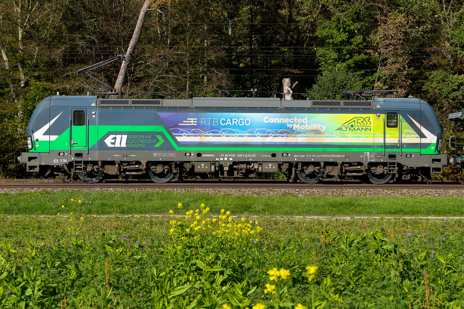 193 249 ELL/RTB Cargo  Connected by Mobility  am 25/9/26 bei Eglharting.