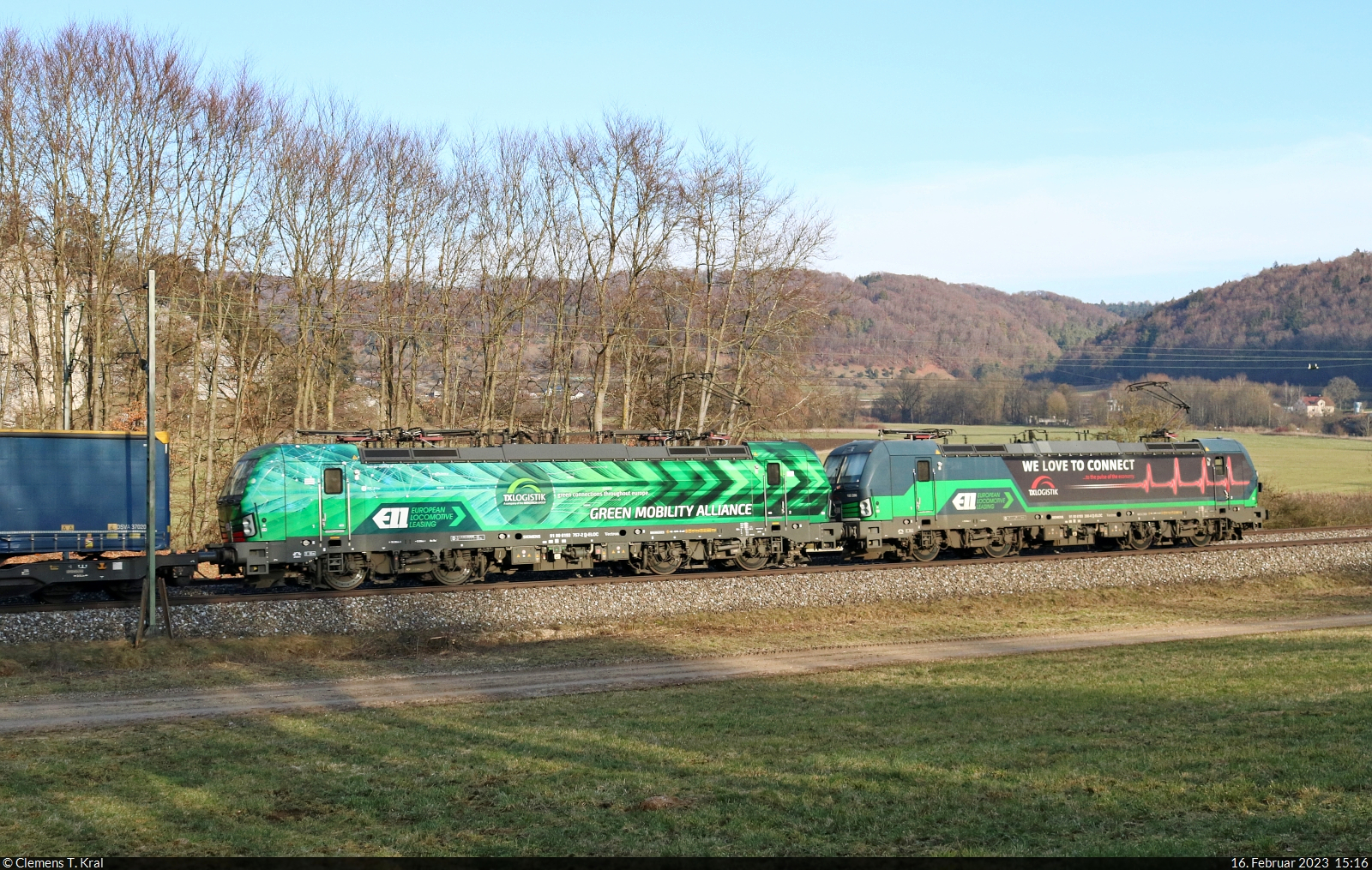 193 266-4 und 193 757-2 (Siemens Vectron) sind mit Sattelaufliegern am Zug und kurven durchs Altmühltal bei Dollnstein Richtung Ingolstadt.

🧰 ELL Austria GmbH (European Locomotive Leasing), vermietet an die TX Logistik AG (TXL)
🕓 16.2.2023 | 15:16 Uhr
