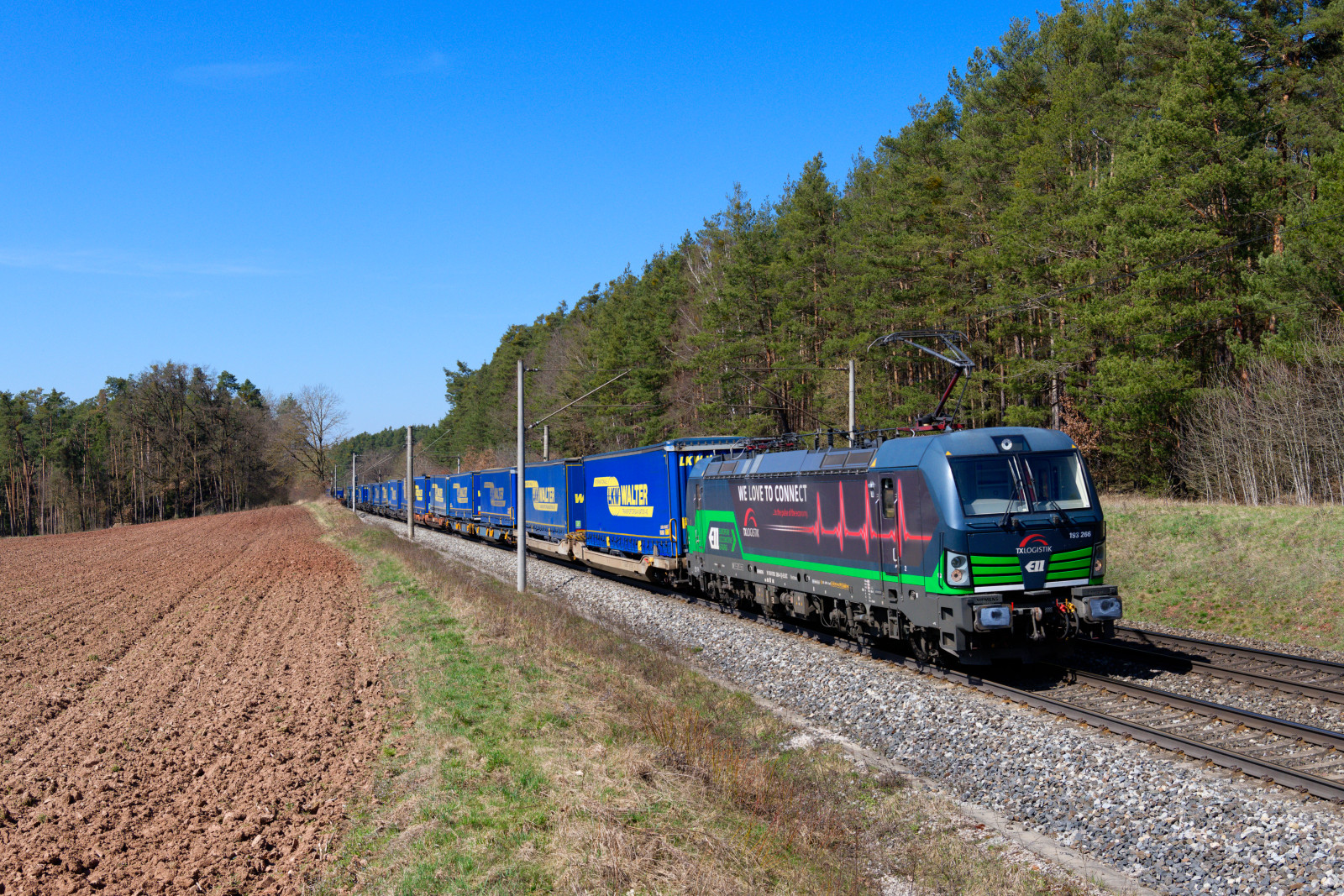193 266 ELL/TXL  We love to connect  mit einem LKW-Walter KLV-Zug bei Hagenbüchach Richtung Nürnberg, 30.03.2021