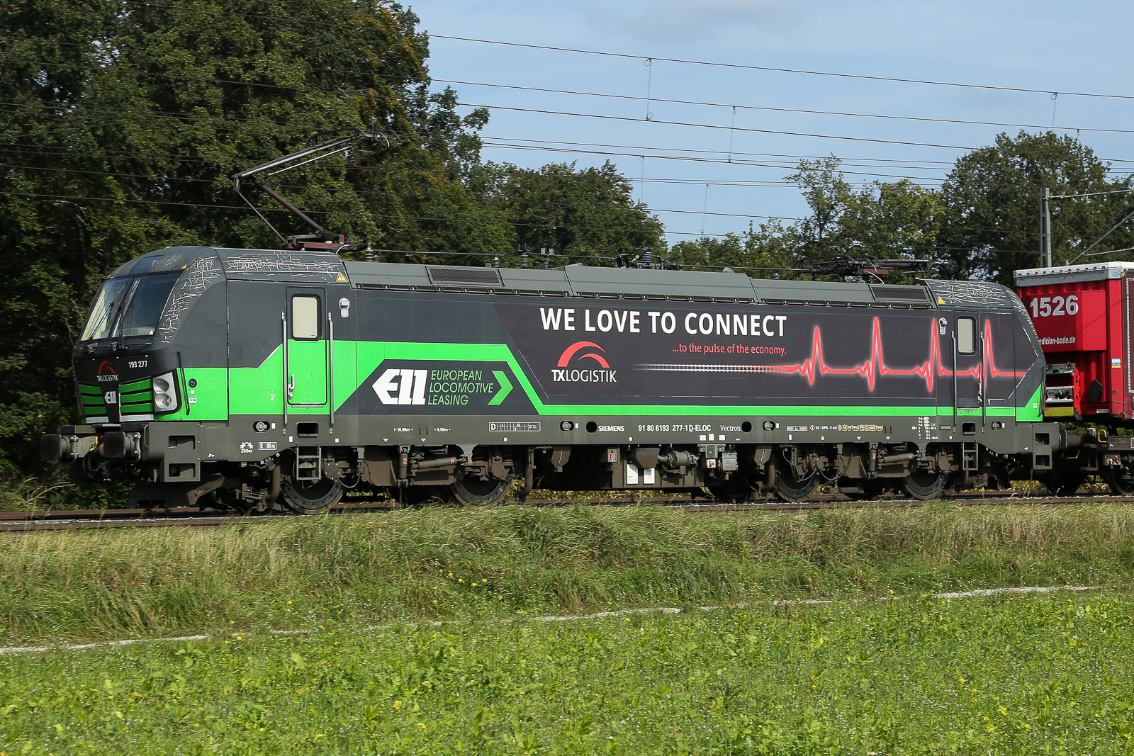 193 277 ELL/TXL  We love to Connect  mit einem  KLV-Zug bei Eglharting am 23.09.24