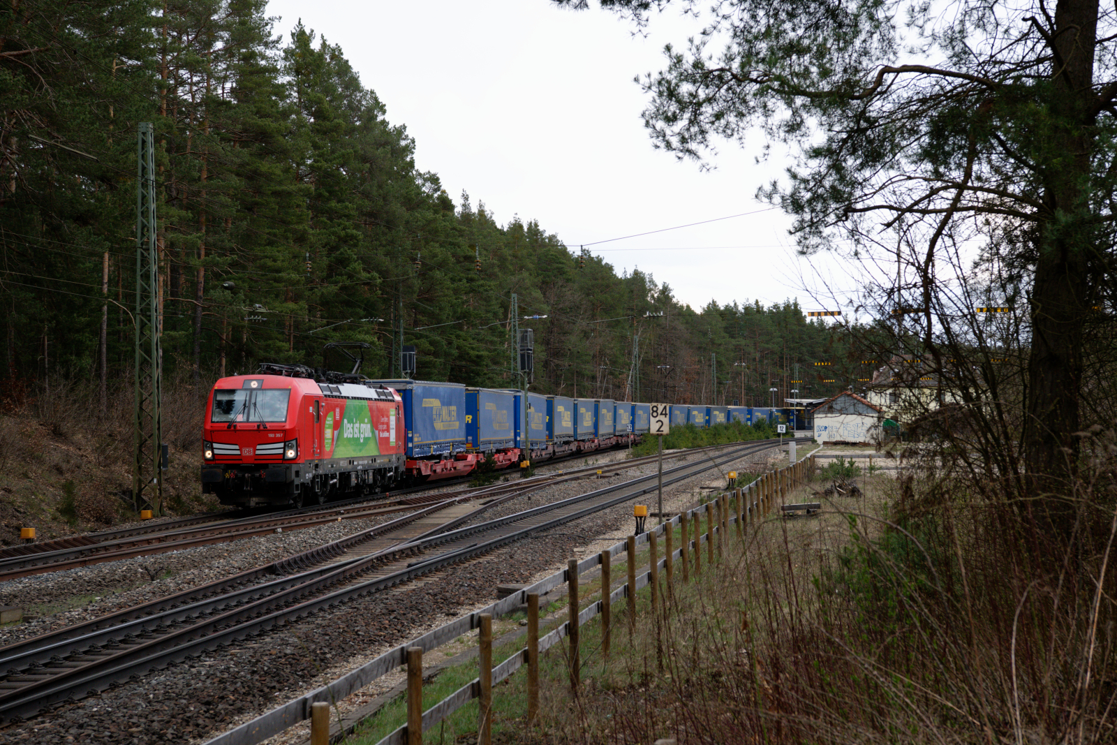 193 357 DB Cargo  Wir sind grün  mit einem LKW-Walter KLV-Zug bei Ochenbruck Richtung Nürnberg, 13.04.2021