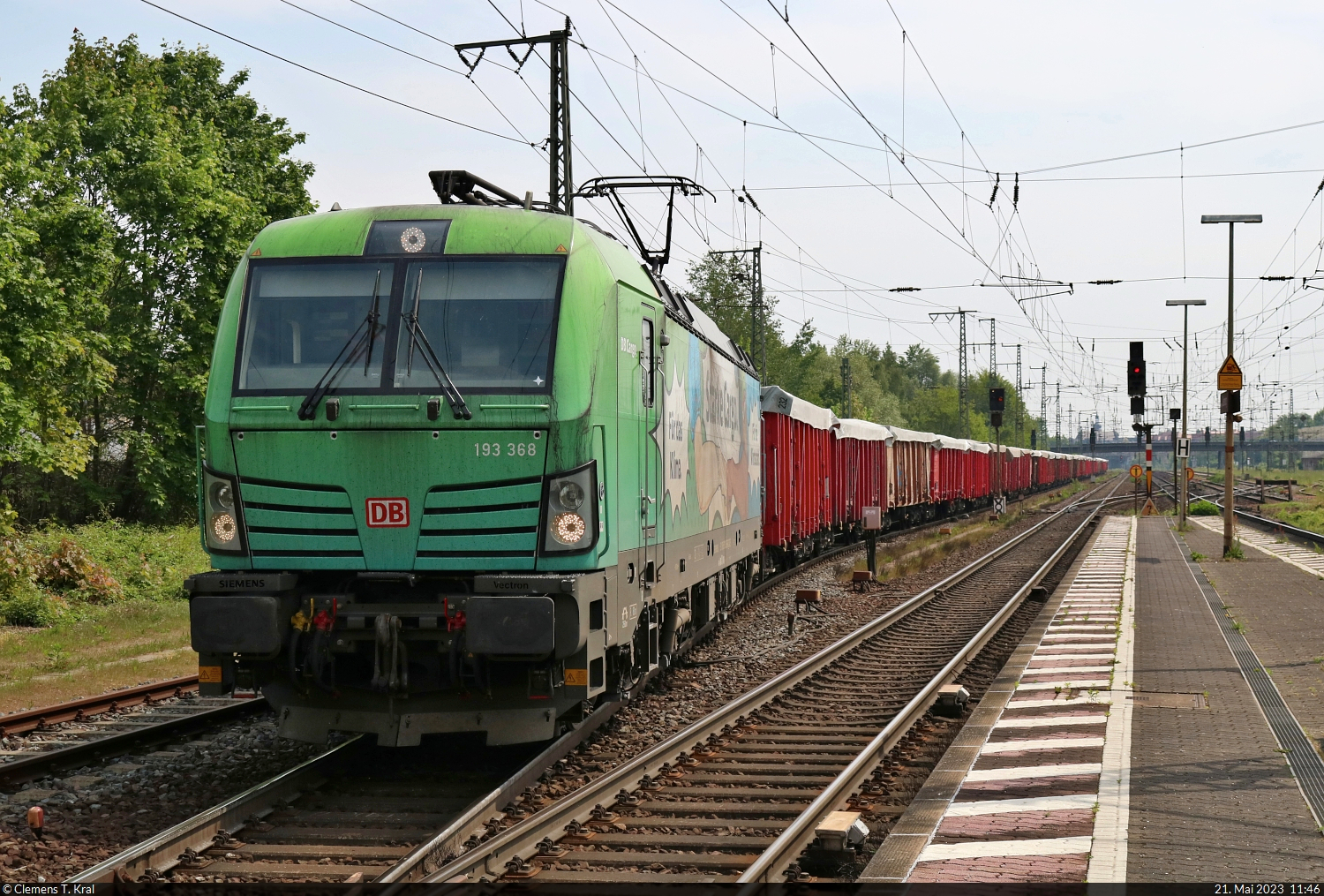 193 368-8  Starke Cargo.  (Siemens Vectron) wechselt nach einem Überholungshalt in Magdeburg-Sudenburg wieder auf das Regelgleis Richtung Braunschweig. Geladen hatte sie abgedeckte offene Güterwagen mit der Bezeichnung  Eaos , die in Polen registriert sind.

🧰 DB Cargo
🕓 21.5.2023 | 11:46 Uhr