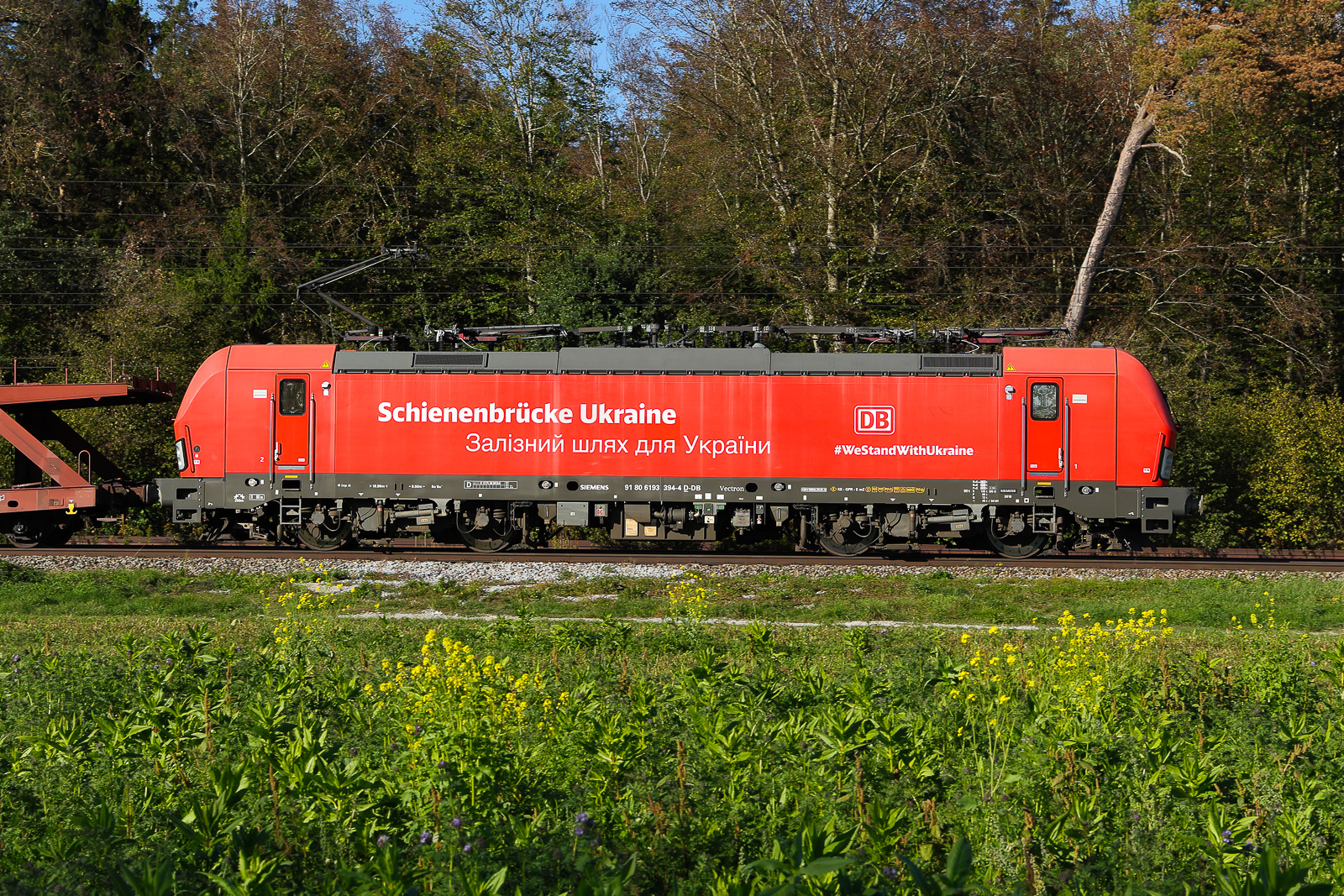 193 394 der DB Cargo mit der Schienenbrücke zur Ukraine am 25.9.26 bei Eglharting.