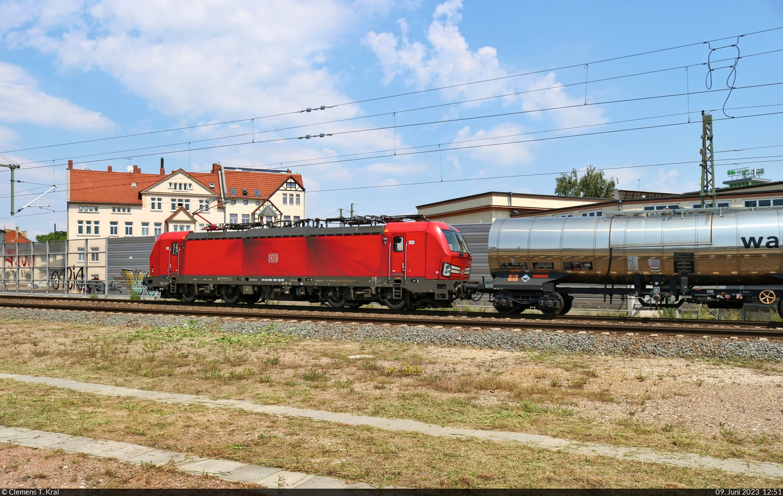 193 395-1 (Siemens Vectron) fährt unter anderem mit Kesselwagen in die Zugbildungsanlage (ZBA) Halle (Saale) ein und wurde vorher noch vom Bahnsteig 12/13 in Halle(Saale)Hbf abgelichtet.

🧰 DB Cargo
🕓 9.6.2023 | 12:51 Uhr