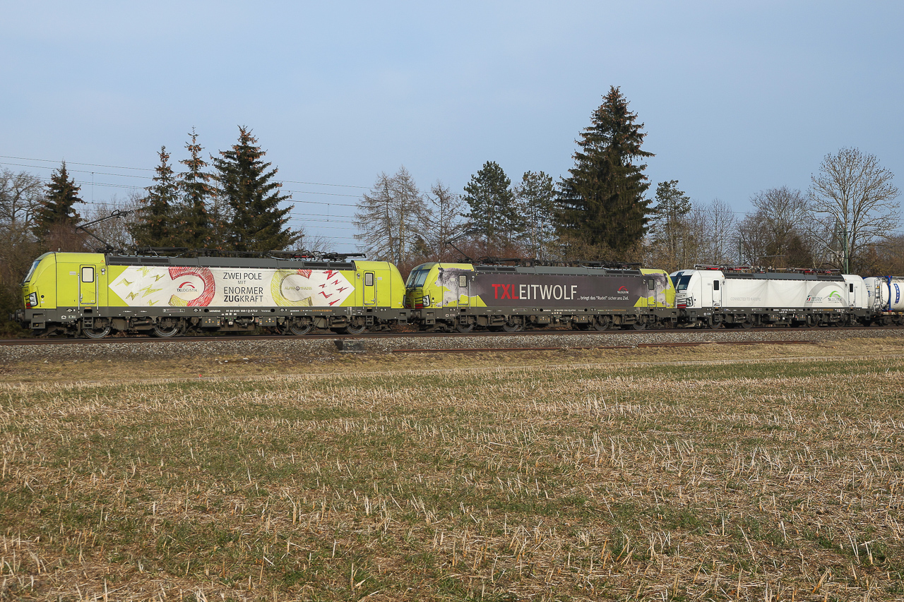 193 550 + 193 554 + 193 305 kommen am 9.2.25 bei Eglharting aus Rosenheim in Richtung München vorbei und passen gerade so ins Bild ohne Strommasten.