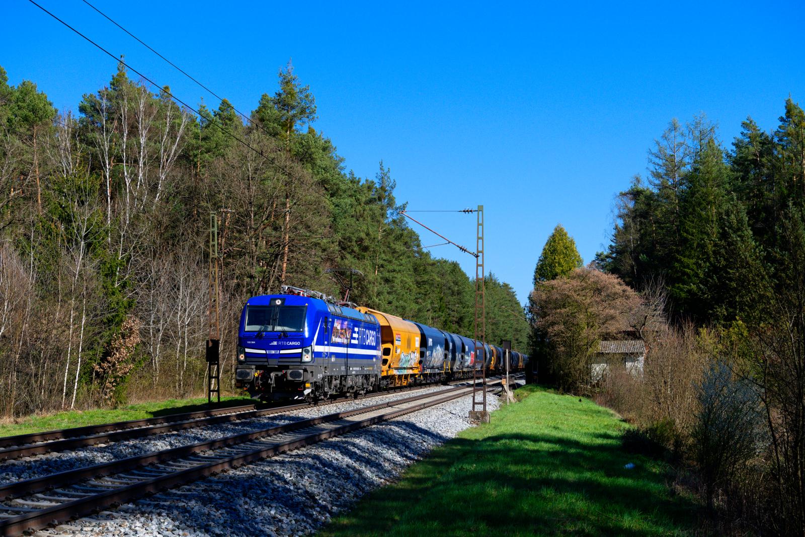 193 564 ELL/RTB Cargo  Wir verbinden die Euregio  mit einem Getreidezug bei Ochenbruck Richtung Nürnberg, 23.04.2021