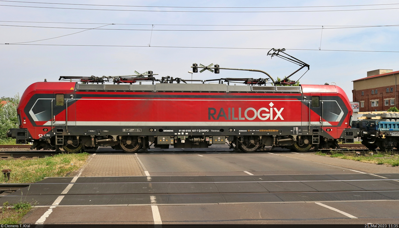 193 627-7 (Siemens Vectron) quert mit Betonschwellen die Beimsstraße in Magdeburg-Sudenburg. Nach einer Stunde Aufenthalt in <a href= https://www.bahnbilder.de/bild/deutschland~bahnhoefe-l---q~magdeburg-alle-bahnhofe/1346084/vectron-mal-drei-in-magdeburg-hbf.html  target= _blank >Magdeburg Hbf</a> konnte sie Richtung Braunschweig weiterfahren und daher ein zweites Mal geschossen werden.

🧰 Mitsui Rail Capital Europe GmbH (MRCE), vermietet an Rail Force One B.V.
🕓 21.5.2023 | 11:35 Uhr