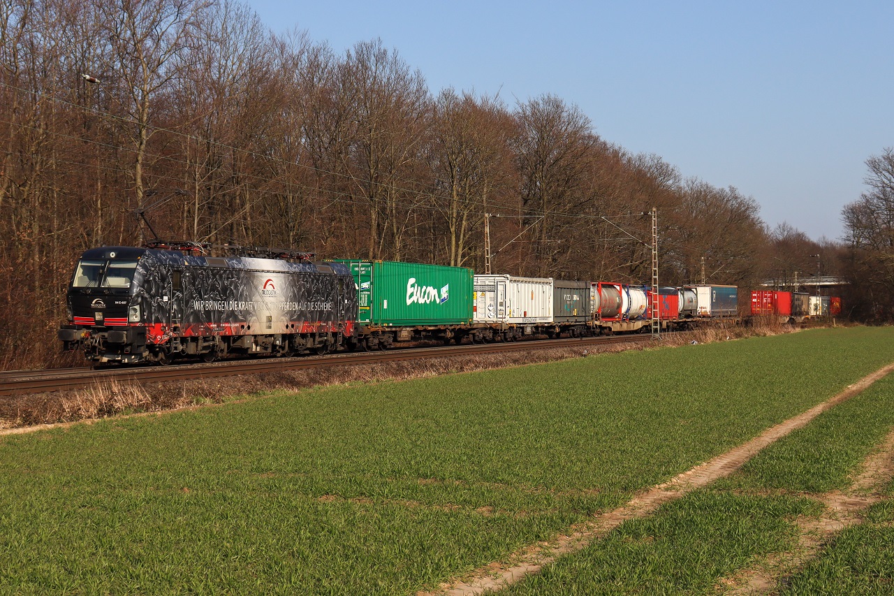 193 657 auf ihrer letzten Fahrt nach Rotterdam mit der Folierung  Wir bringen die Kraft von 8.700 Pferden auf die Schiene . Aufnahmeort Dülken am 05.03.2022.