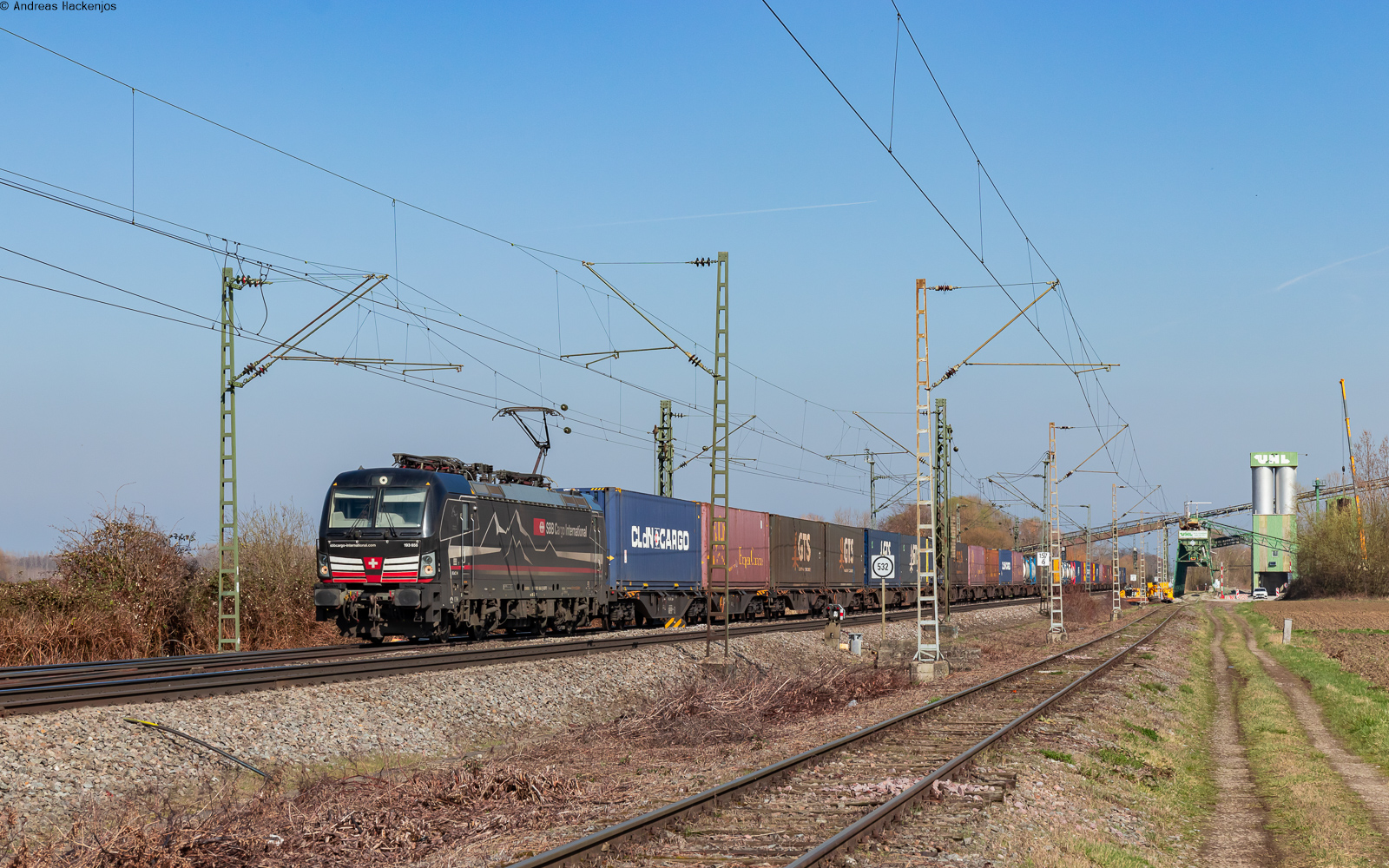 193 658 mit dem DGS 40169 (Botlek - Milano SM) in Friesenheim 8.3.24