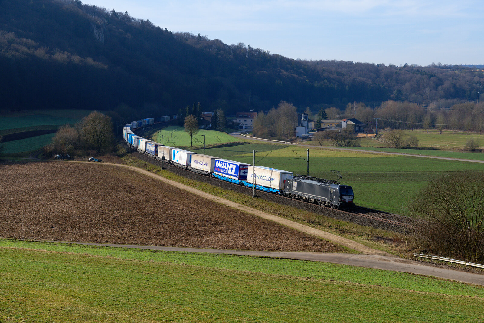 193 668 MRCE/Ecco mit dem ekol-KLV Zug bei Breitenfurt Richtung Ingolstadt, 20.02.2021