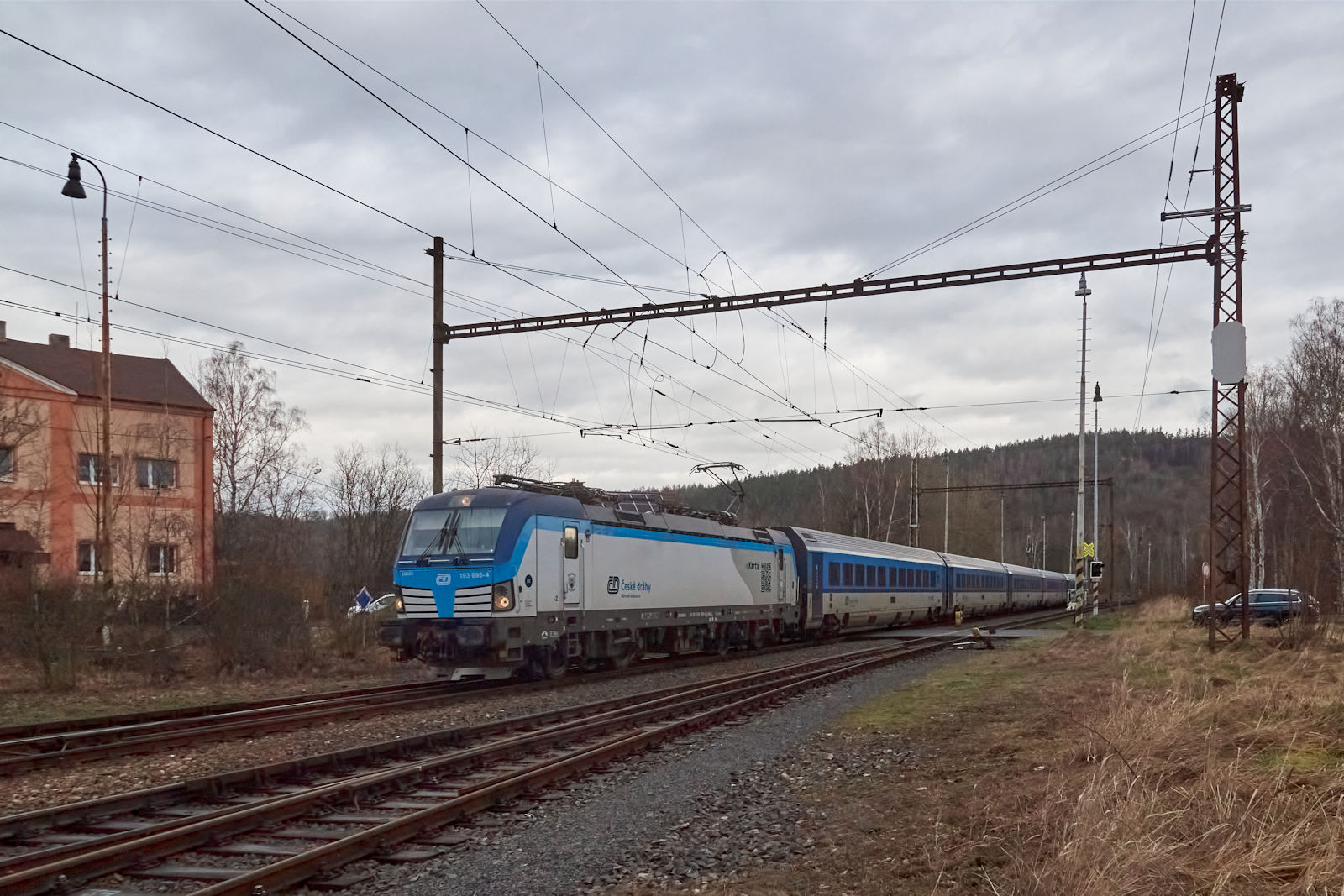193 695 zog am 05.01.2024 193 695 den Schnellzug 614 Prag - Cheb von Usti nad Labem bis Cheb. Auf dem letzten Steckenabschnitt fuhr der Zug in den Bahnhof Kynšperk nad Ohří ein.