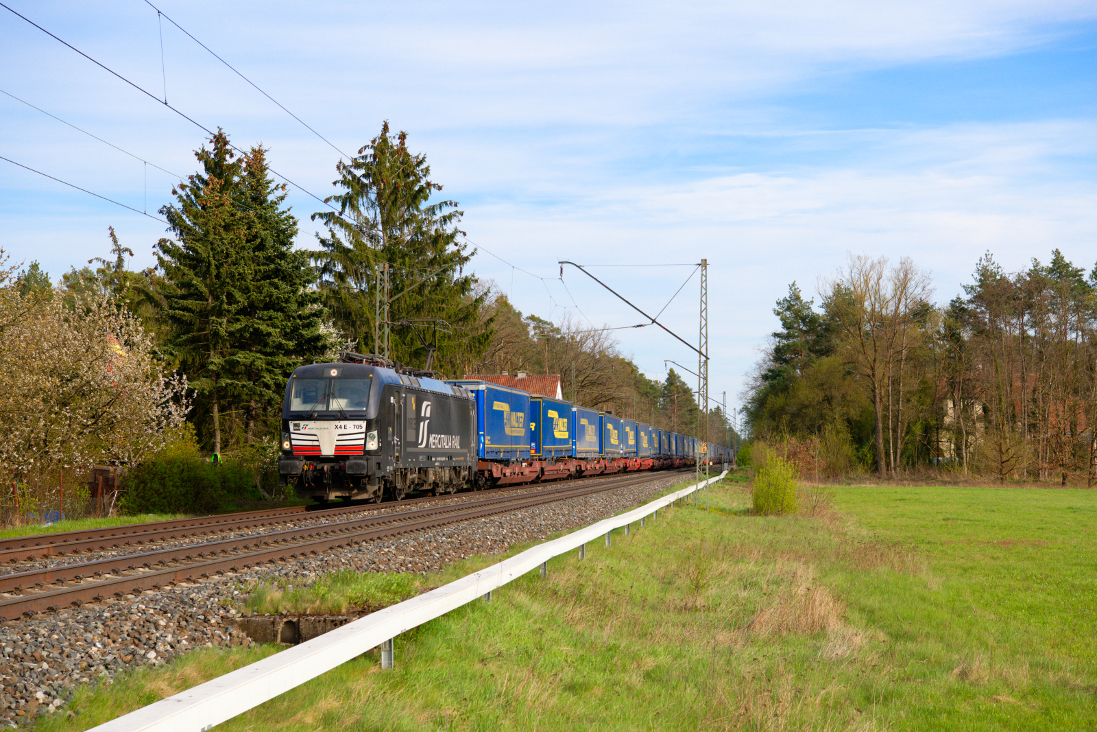 193 705 MRCE/Mercitalia mit einem LKW-Walter KLV-Zug bei Bamberg Richtung Saalfeld (Saale), 24.04.2021