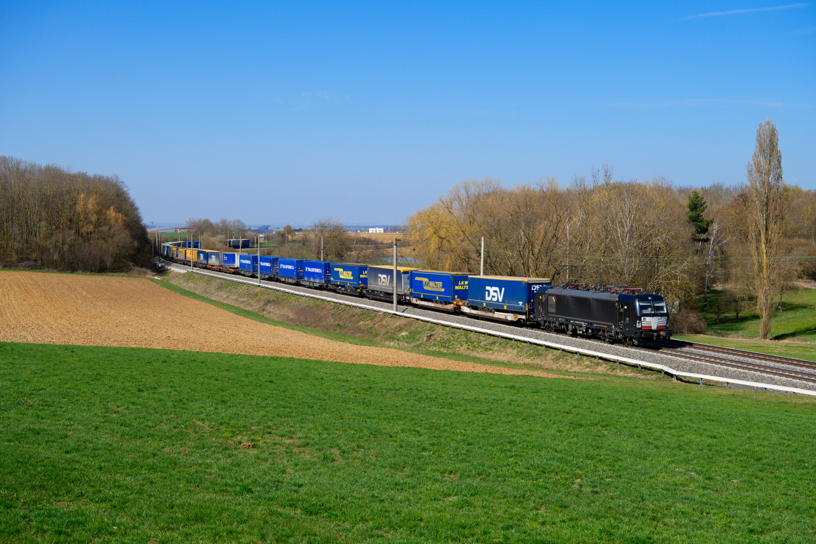 193 719 MRCE/DB Cargo mit einem KLV-Zug bei Uffenheim Richtung Ansbach, 31.03.2021