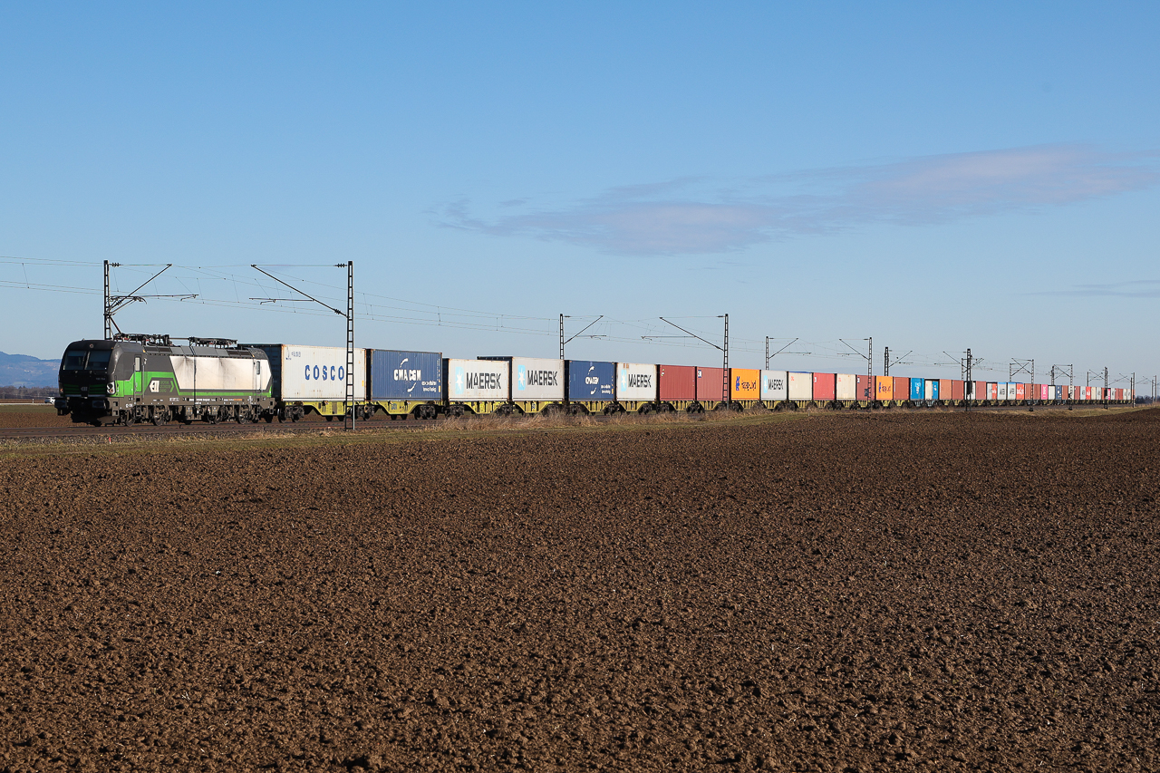 193 754 mit vielen bunten Containern Züge in kompletter Länge hier in Amselfing wunderbar am 1.2.25 abgelichtet. 