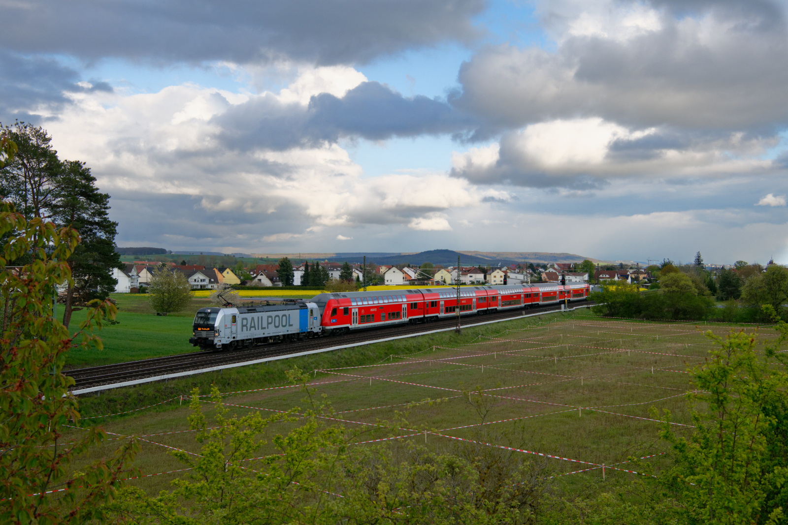 193 801 Railpool/DB Regio zieht RE 4968 (Nürnberg Hbf - Sonneberg (Thür) Hbf) bei Hirschaid, 07.05.2021
