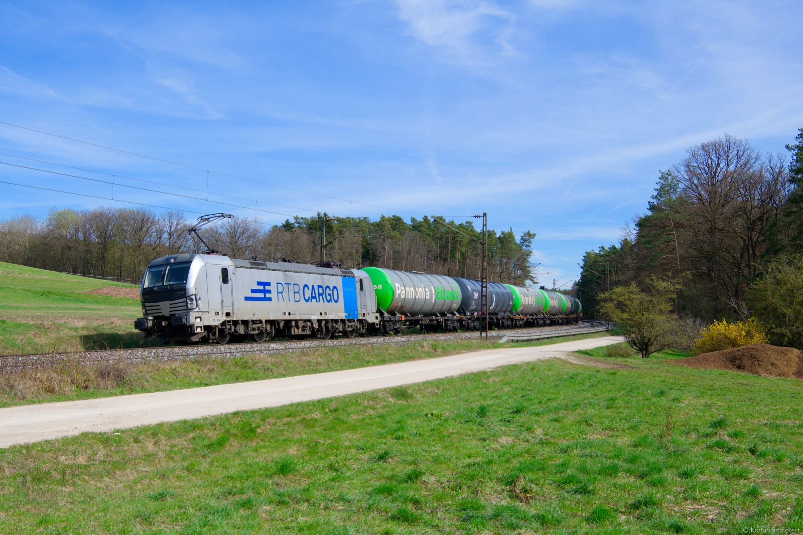 193 816 Railpool/RTB Cargo mit einem Kesselzug bei Mimberg, 12.04.2022